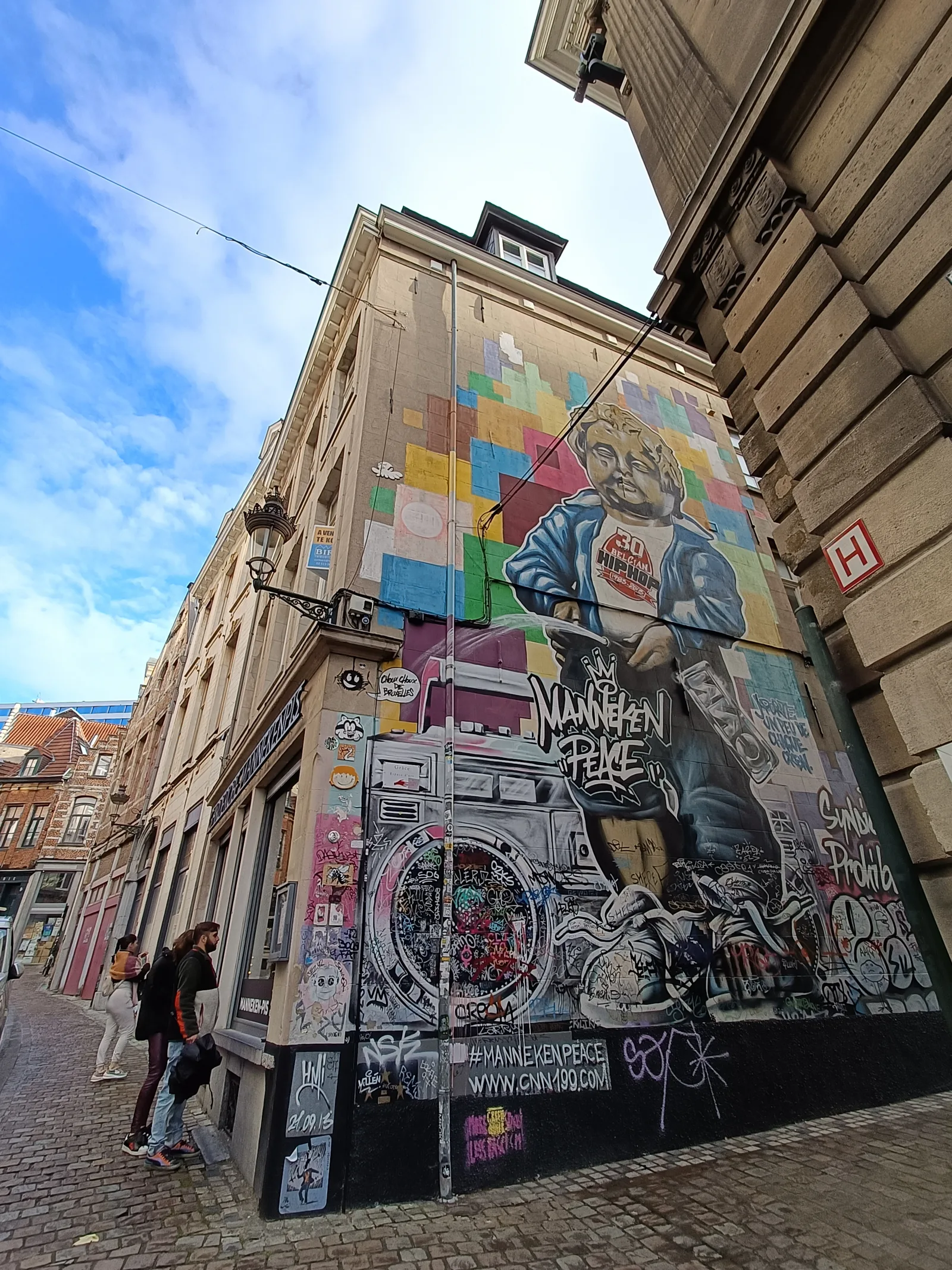 Atmosphere at GardeRobe MannekenPis Brussels — travel photo