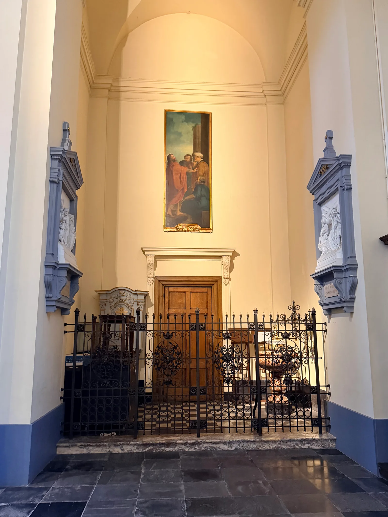 Interior at Koningsplein - Statue of Godfrey of Bouillon Brussels — travel photo