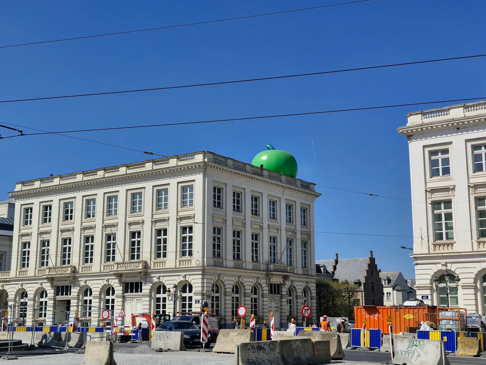 Atmosphere at Koningsplein - Statue of Godfrey of Bouillon Brussels — travel photo