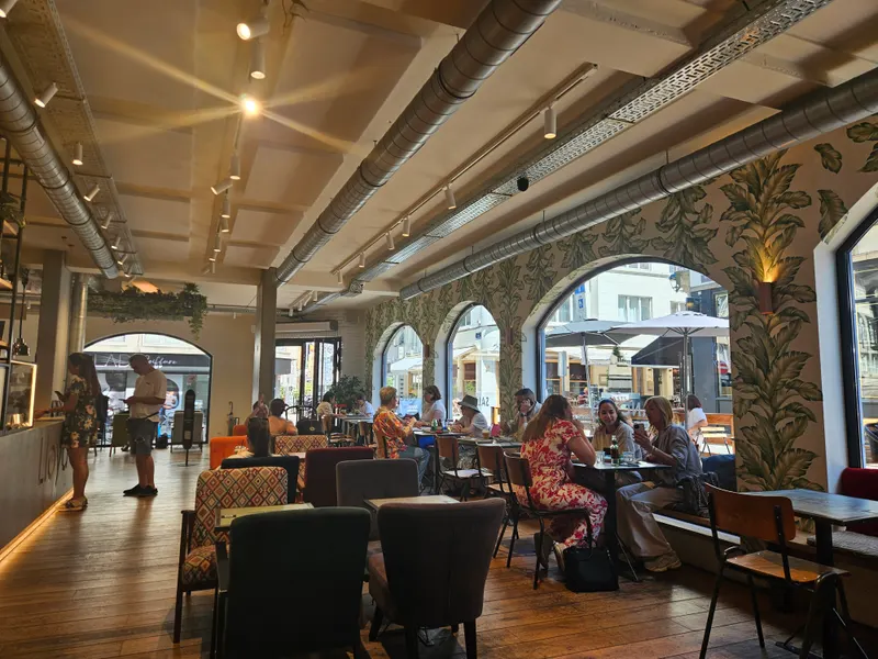 Lloyd Coffee Eatery Louise