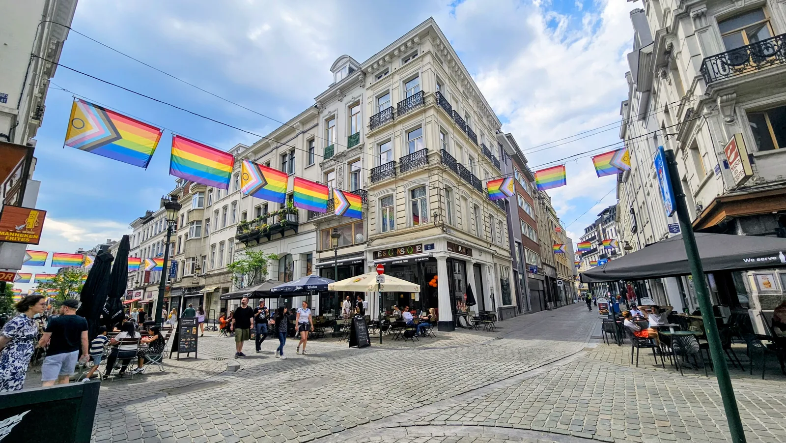 Atmosphere at Manneken Pis Brussels — travel photo
