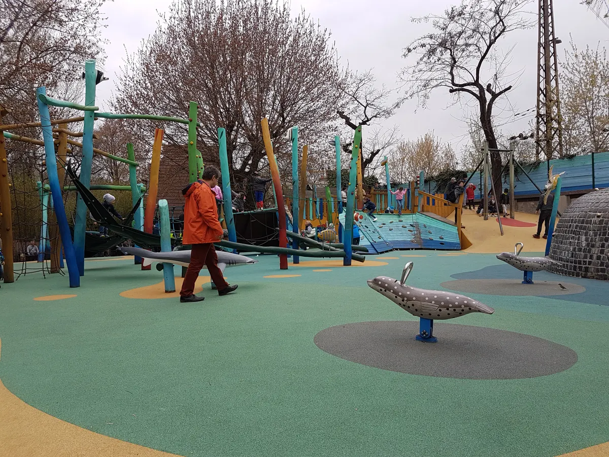 Atmosphere at Budapest Zoo & Botanical Garden Budapest — travel photo
