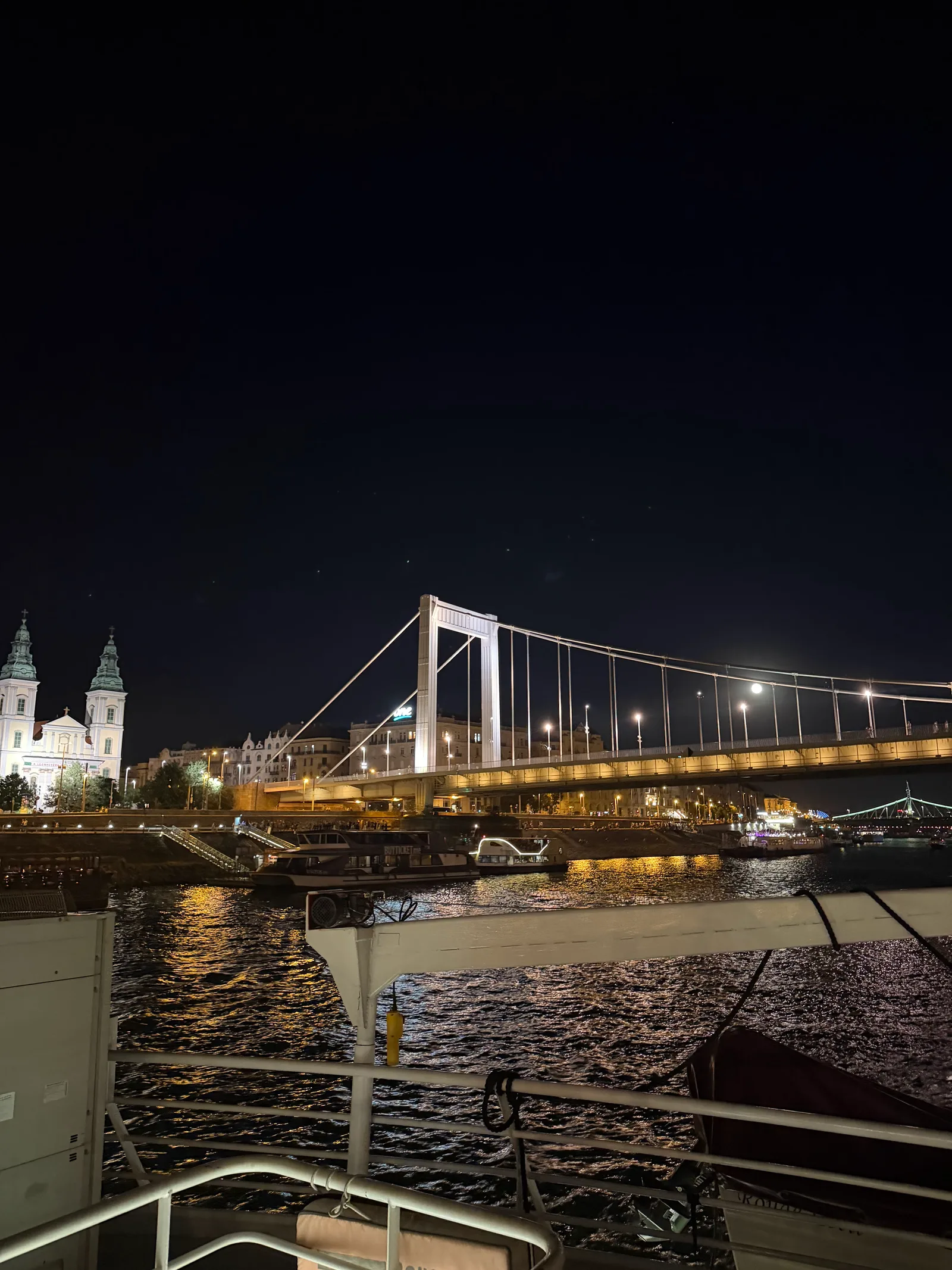 Atmosphere at Elisabeth Bridge Budapest — travel photo
