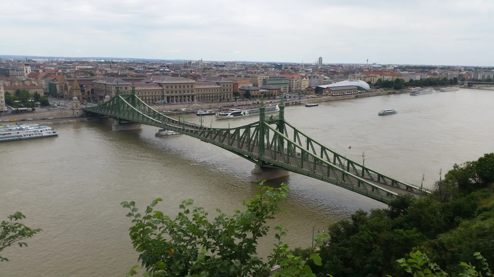 Atmosphere at Gellérthegyi playground with slides Budapest — travel photo