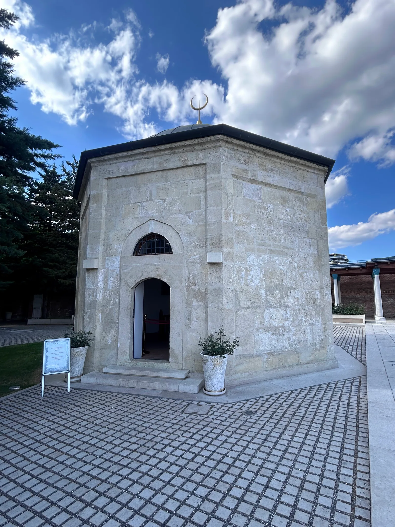 Atmosphere at Gul Baba’s Tomb & Memorial Garden Budapest — travel photo