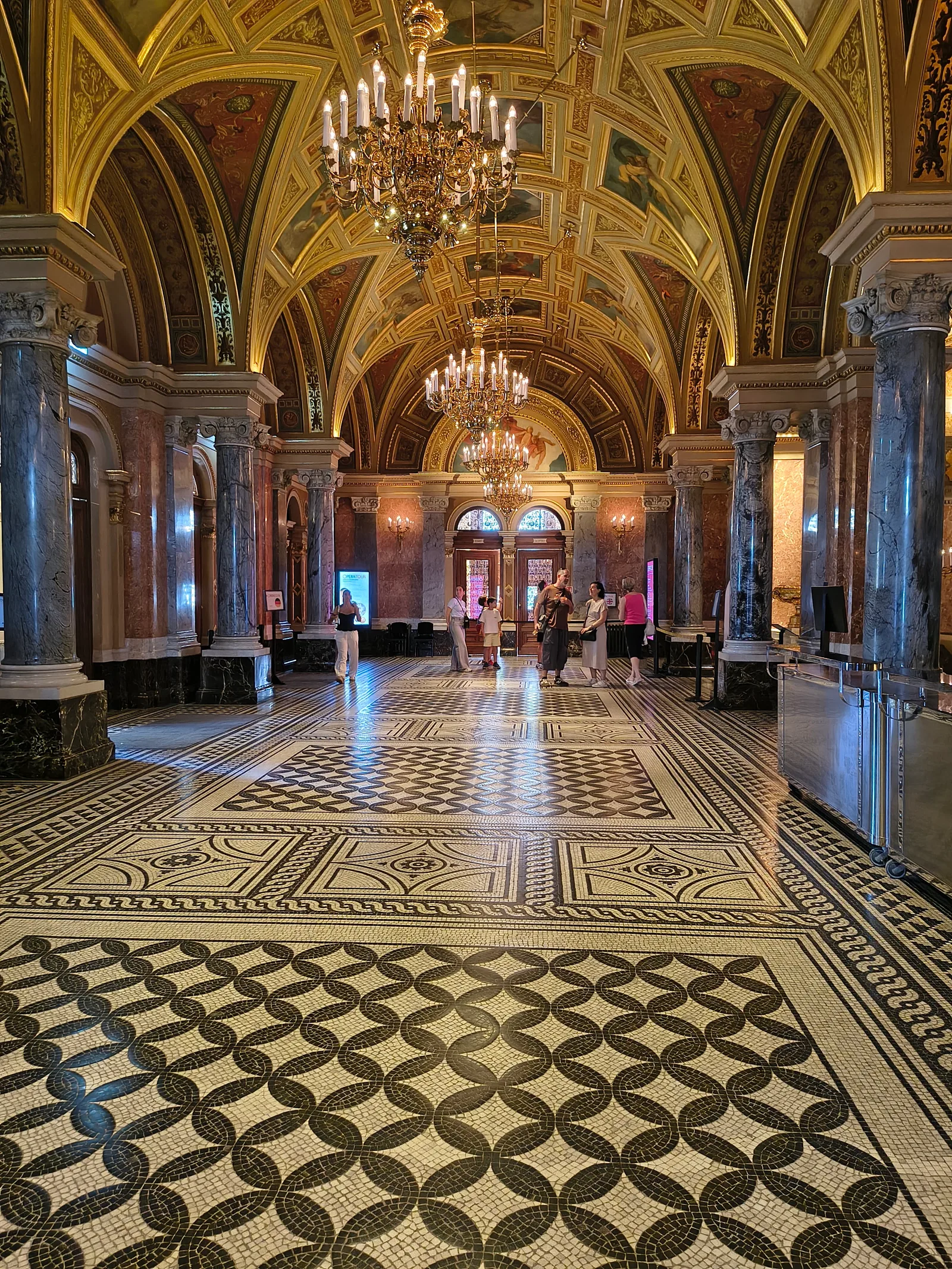 Main view at Hungarian State Opera Budapest — travel photo