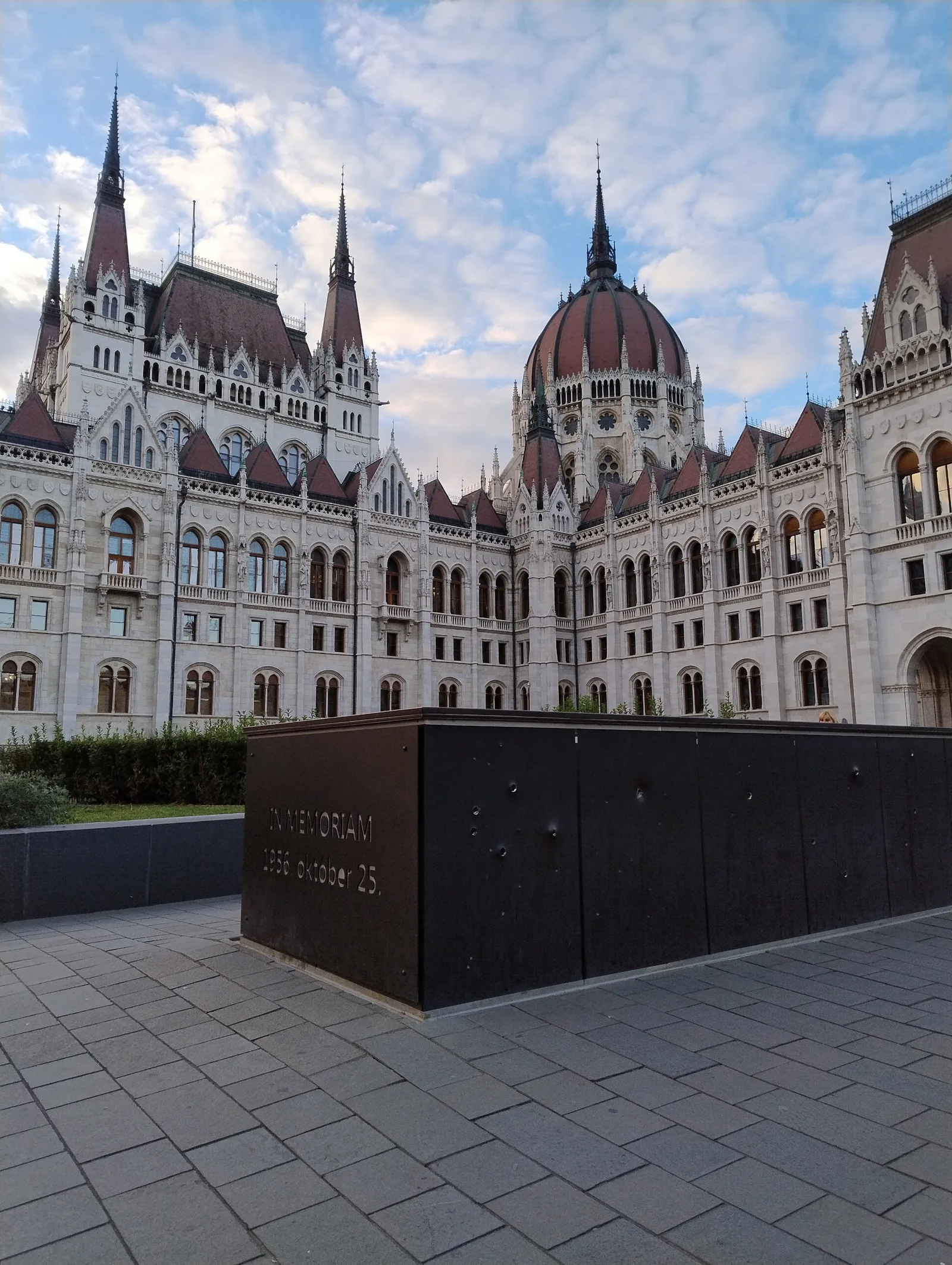 Details at Kossuth Lajos Square Budapest — travel photo
