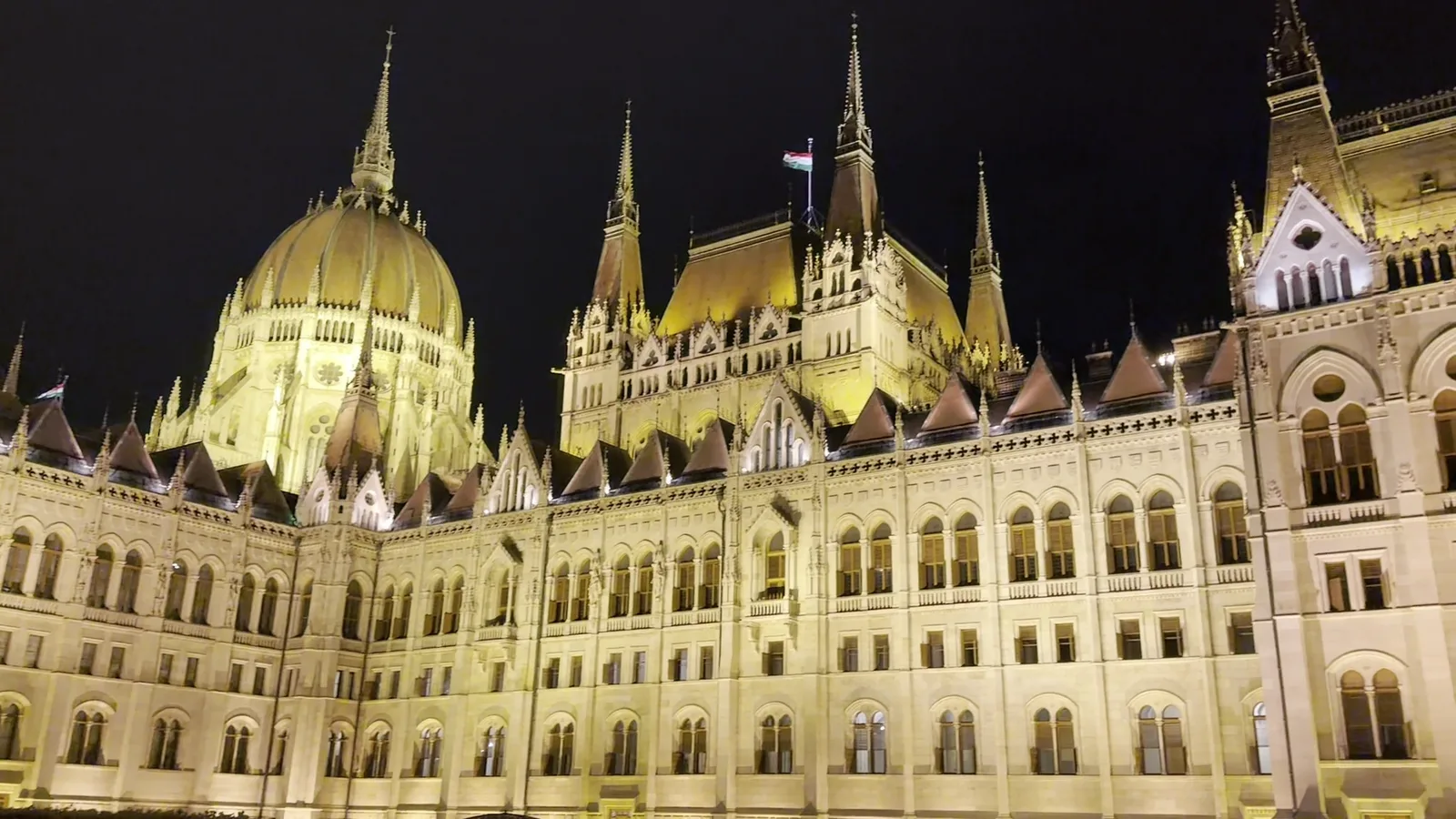 Atmosphere at Parliament Viewpoint Budapest — travel photo