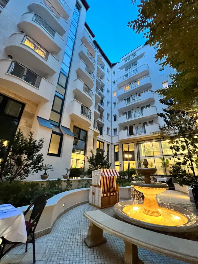 Queen's Court Hotel & Residence