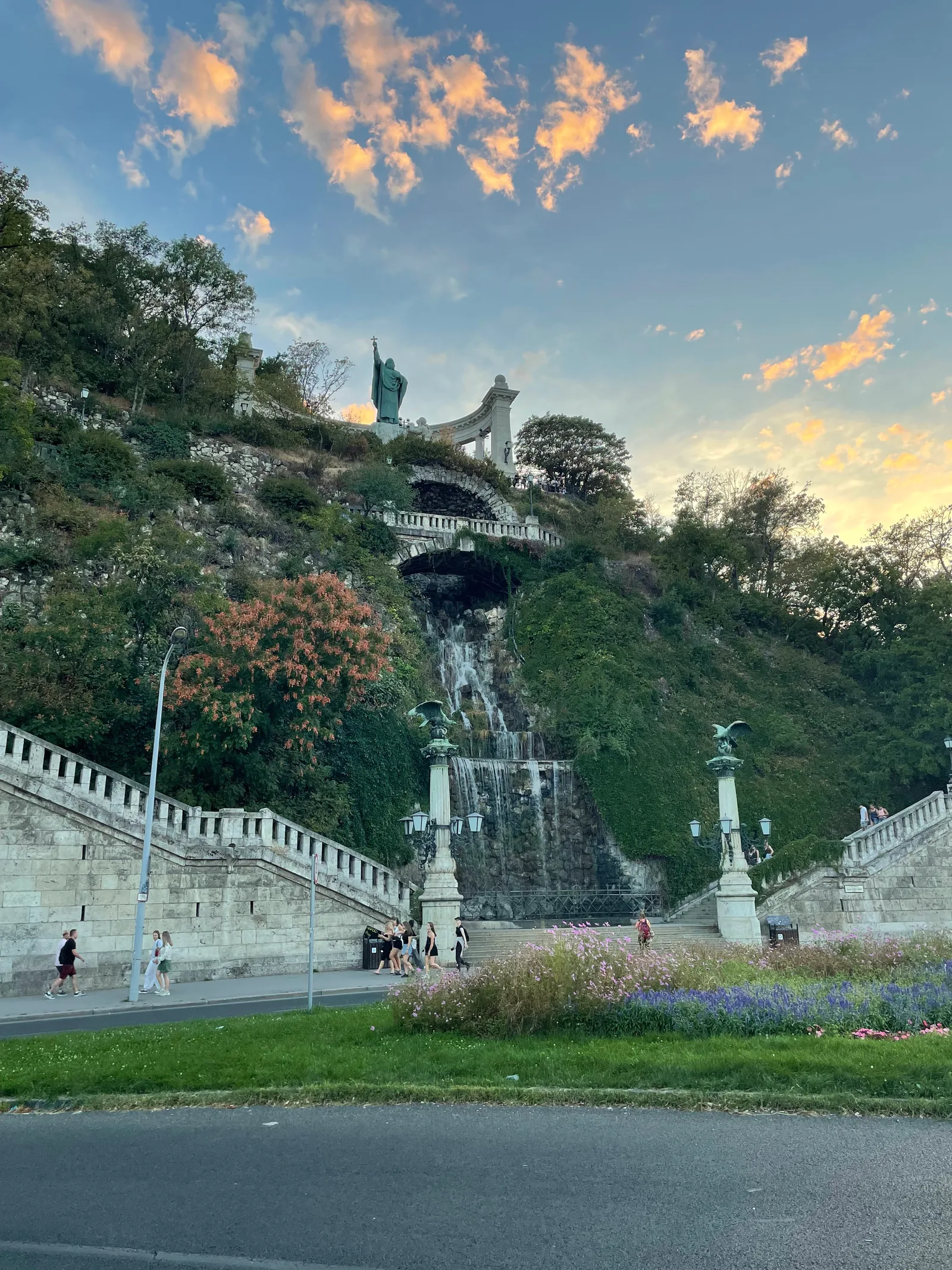 Main view at St. Gerard Sagredo Statue Budapest — travel photo