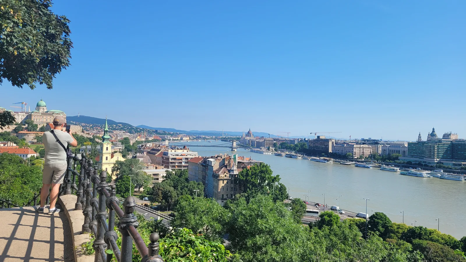 Atmosphere at St. Gerard Sagredo Statue Budapest — travel photo