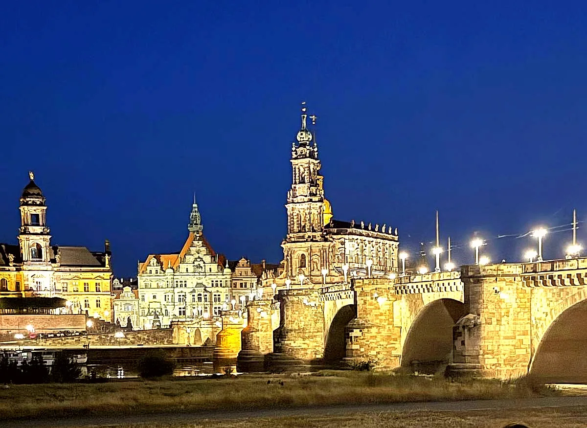 Details at Augustus Bridge Dresden — travel photo