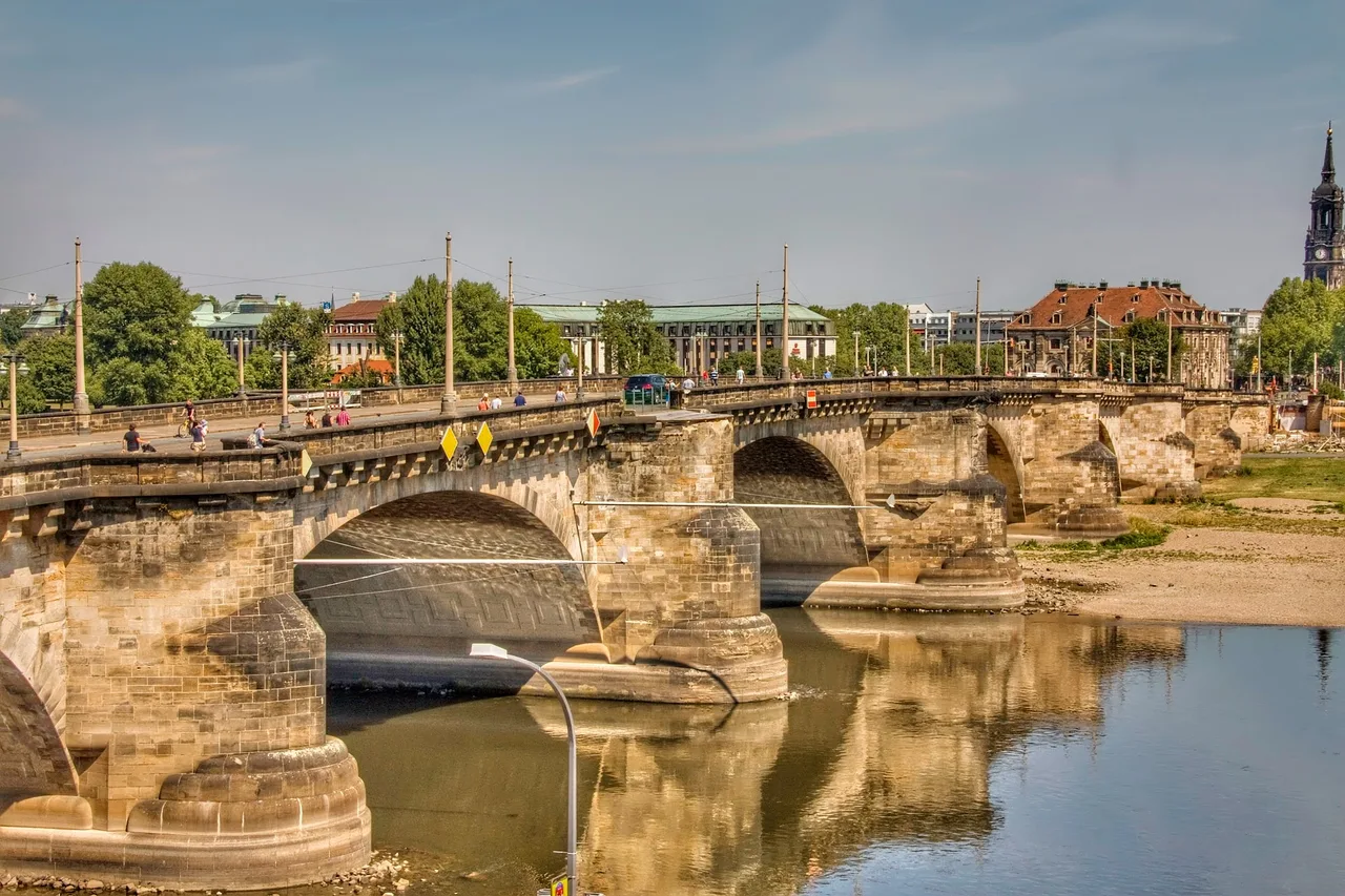 Augustus Bridge — romantic guide Dresden