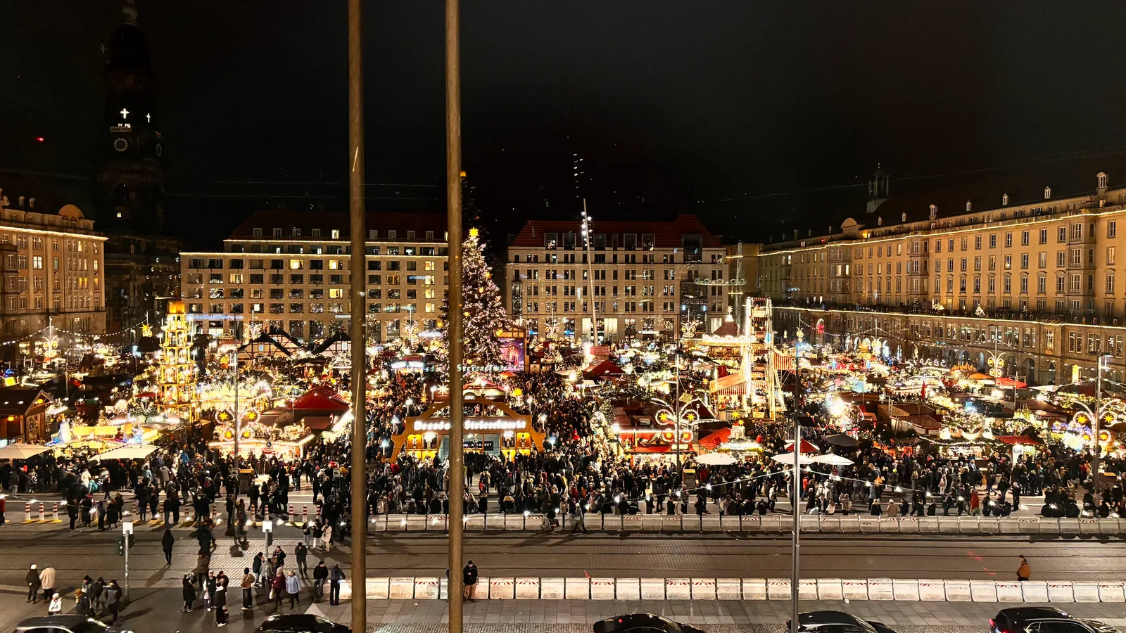 Atmosphere at Dresdner Striezelmarkt Dresden — travel photo