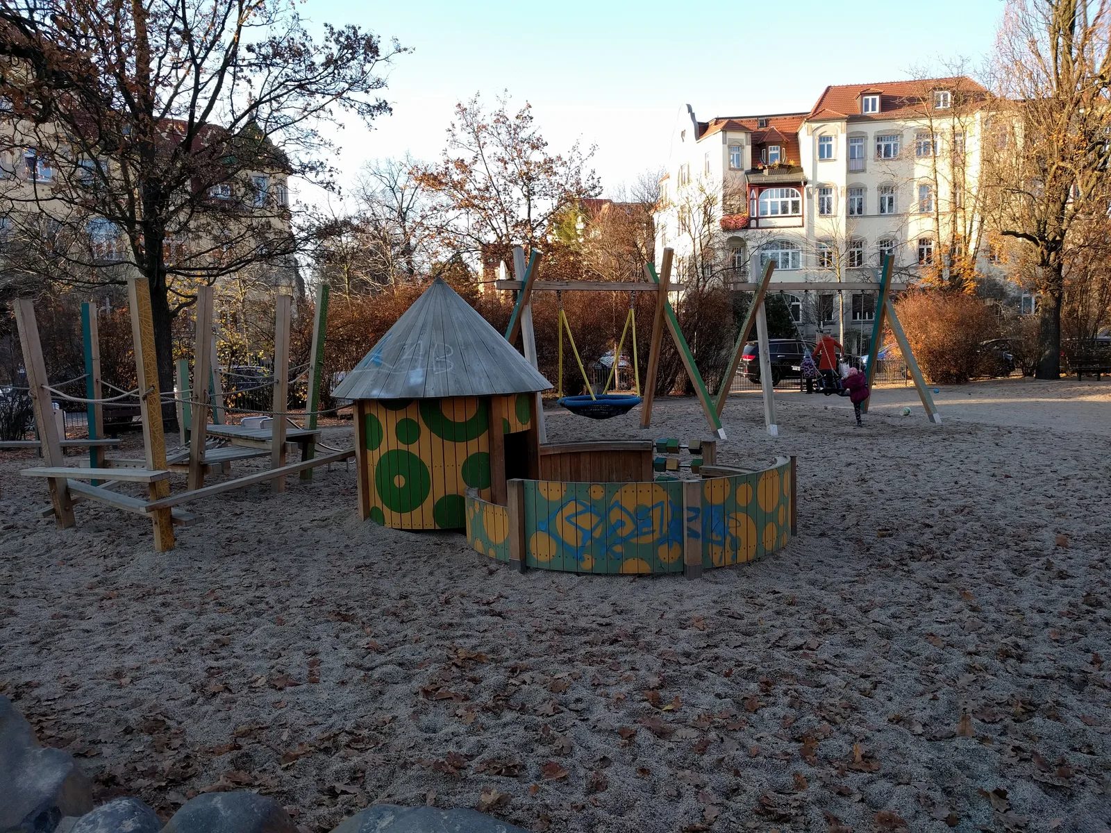 Details at Spielplatz Stresemannplatz Dresden — travel photo