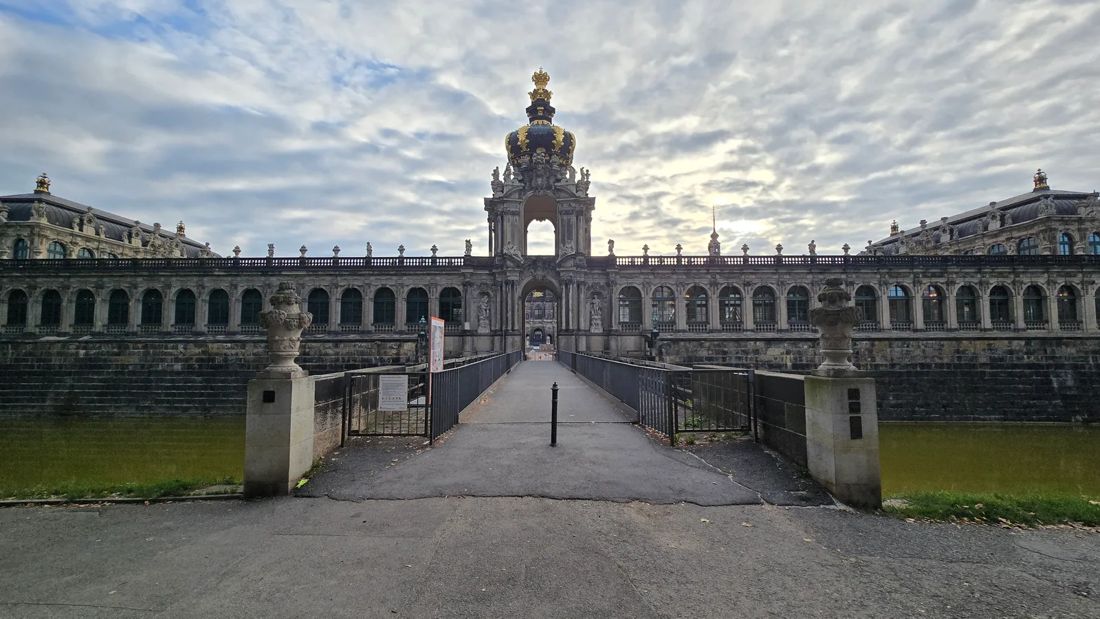 Interior at Zwingergarten mit Zwingerteich Dresden — travel photo