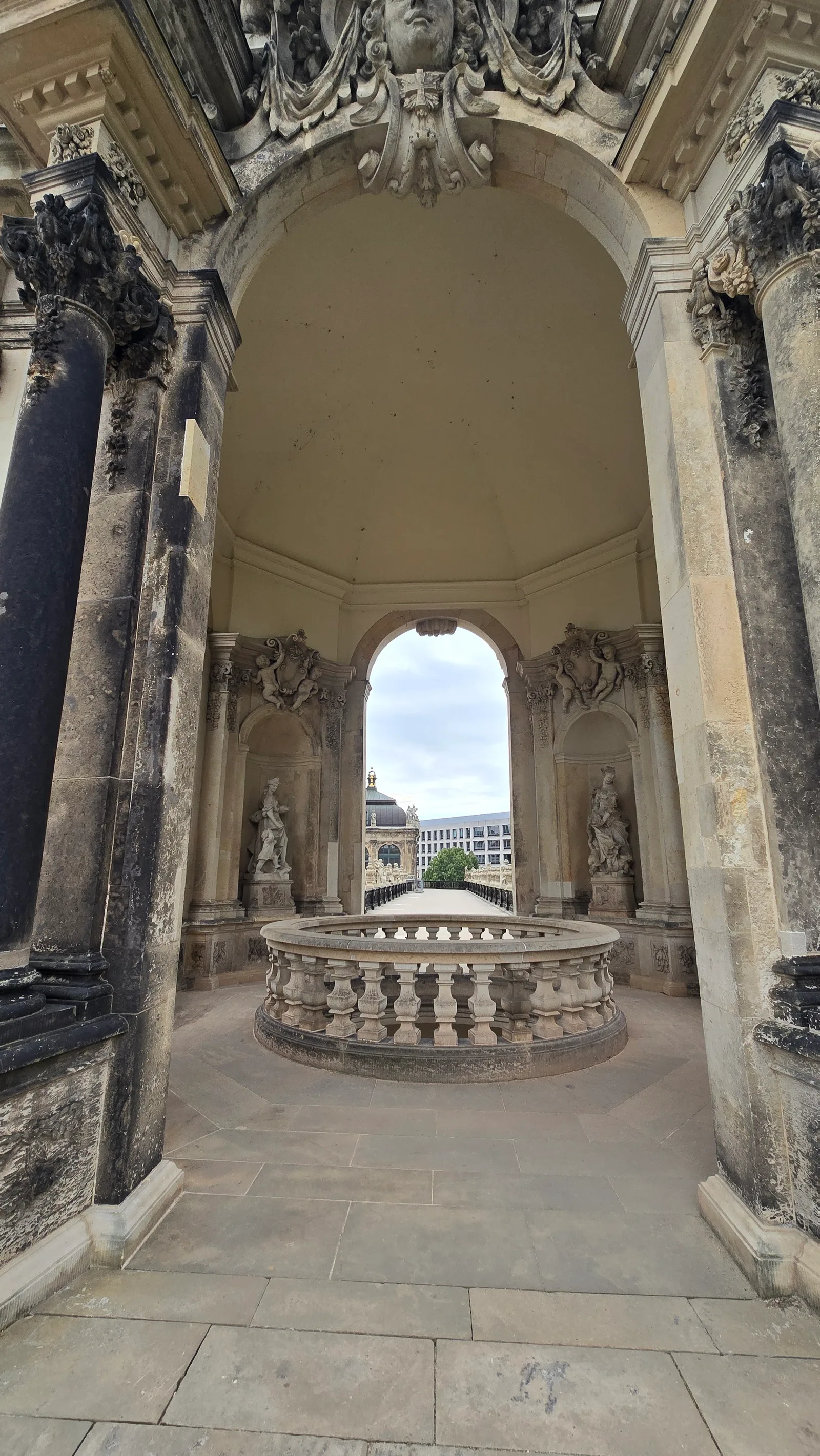 Atmosphere at Zwingergarten mit Zwingerteich Dresden — travel photo