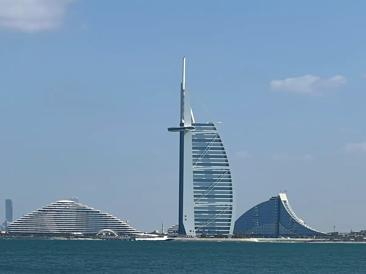 Main view at Crescent St. Palm Jumeirah WalkWay Dubai — travel photo