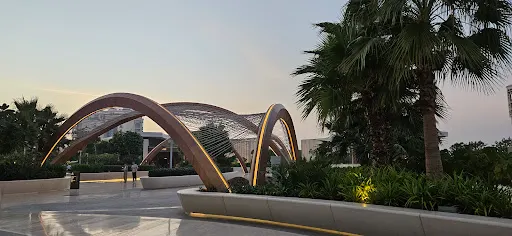 Atmosphere at The View Palm Jumeirah Dubai — travel photo