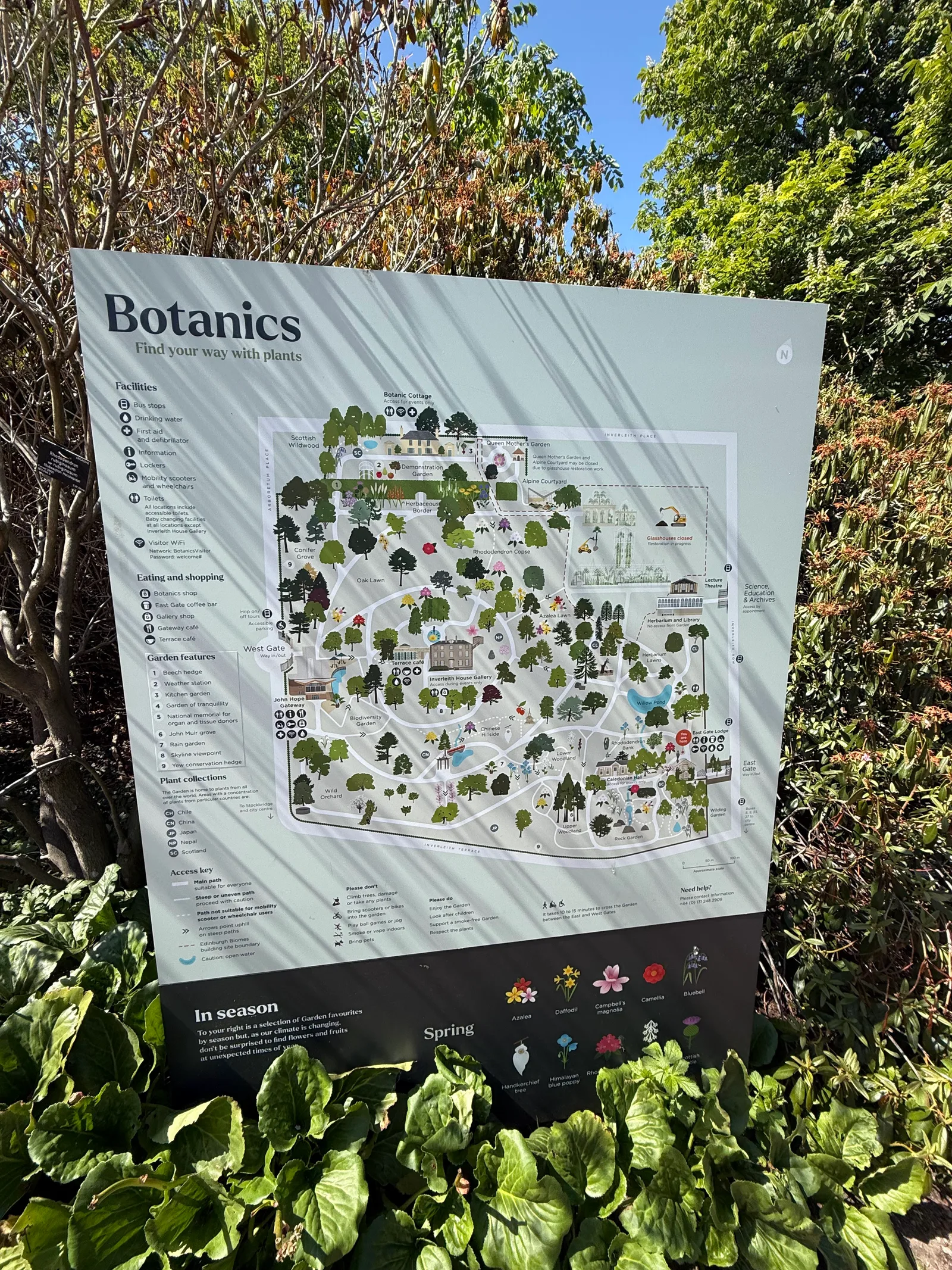Botanic Garden East Gate — romantic guide Edinburgh