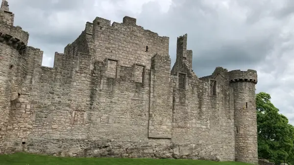Atmosphere at Craigmillar Castle Edinburgh — travel photo