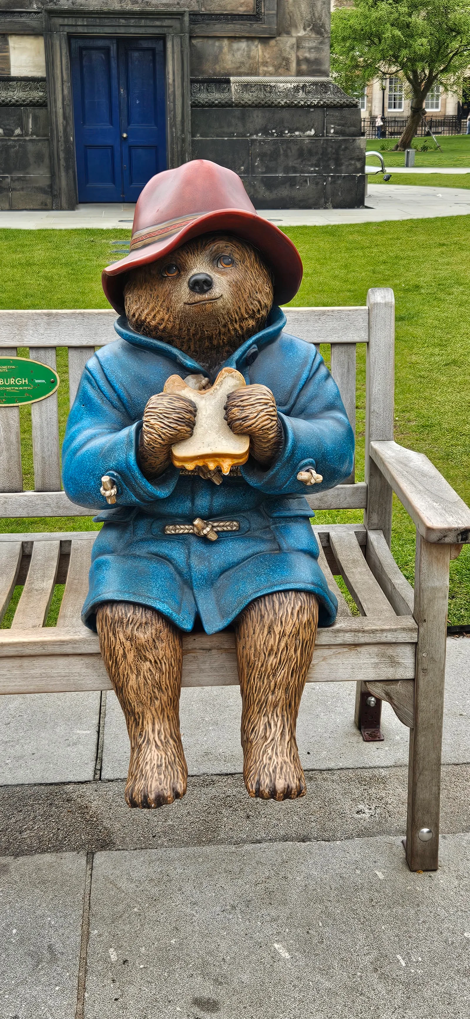 Atmosphere at St. Andrew Square Garden Edinburgh — travel photo