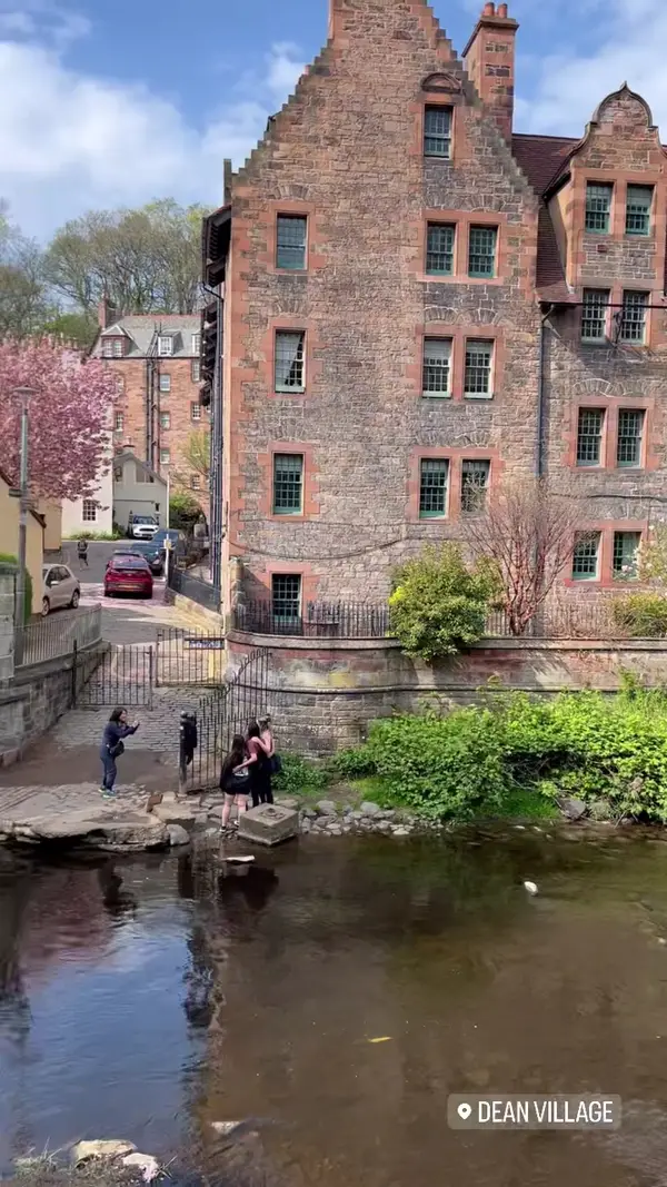 Details at Water of Leith Path Edinburgh — travel photo