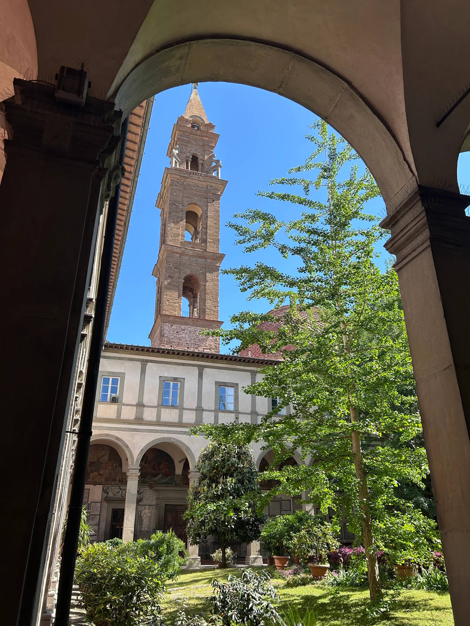 Atmosphere at Basilica di Santo Spirito Florence — travel photo
