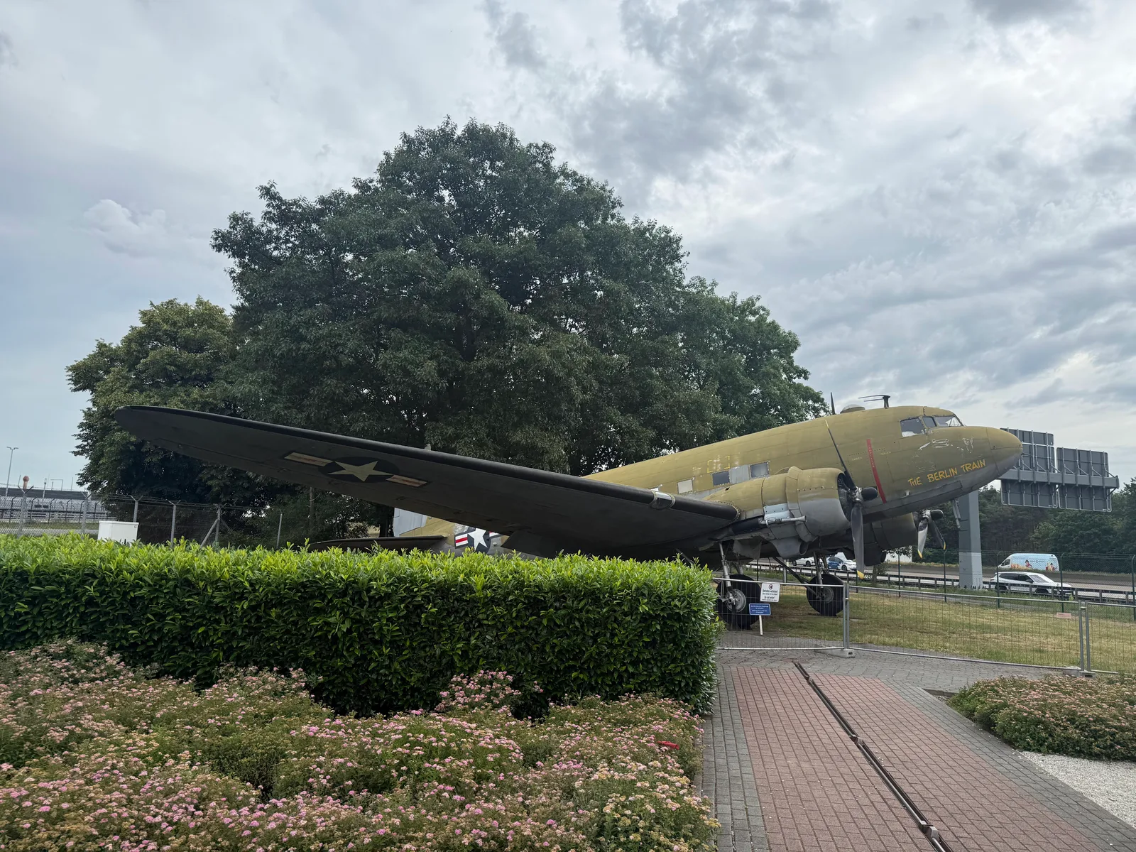 Atmosphere at Berlin Airlift Memorial Frankfurt — travel photo