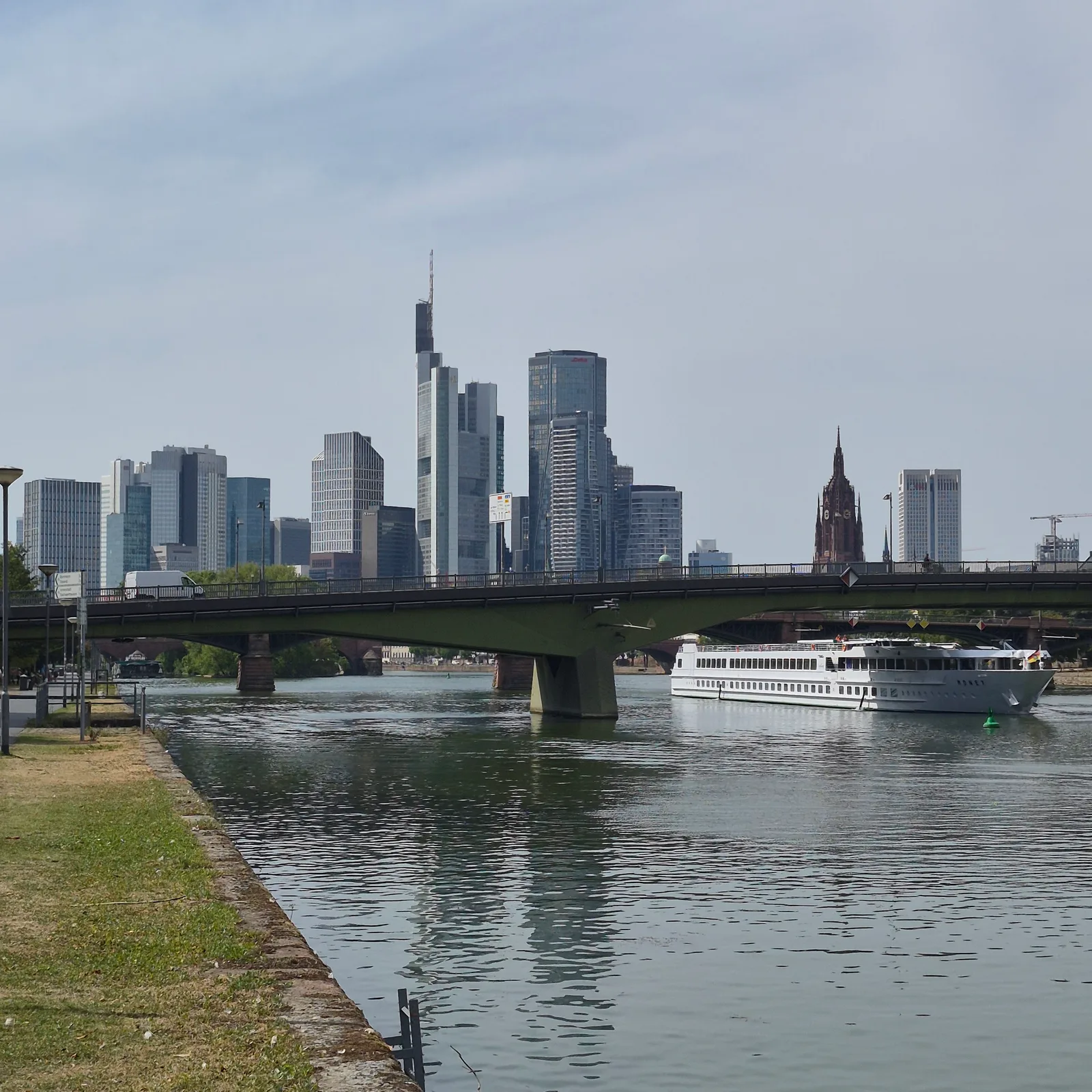 Main view at Eiserner Steg Frankfurt — travel photo