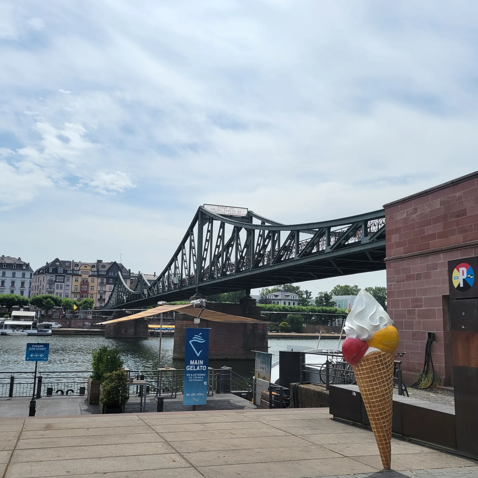Details at Eiserner Steg Frankfurt — travel photo