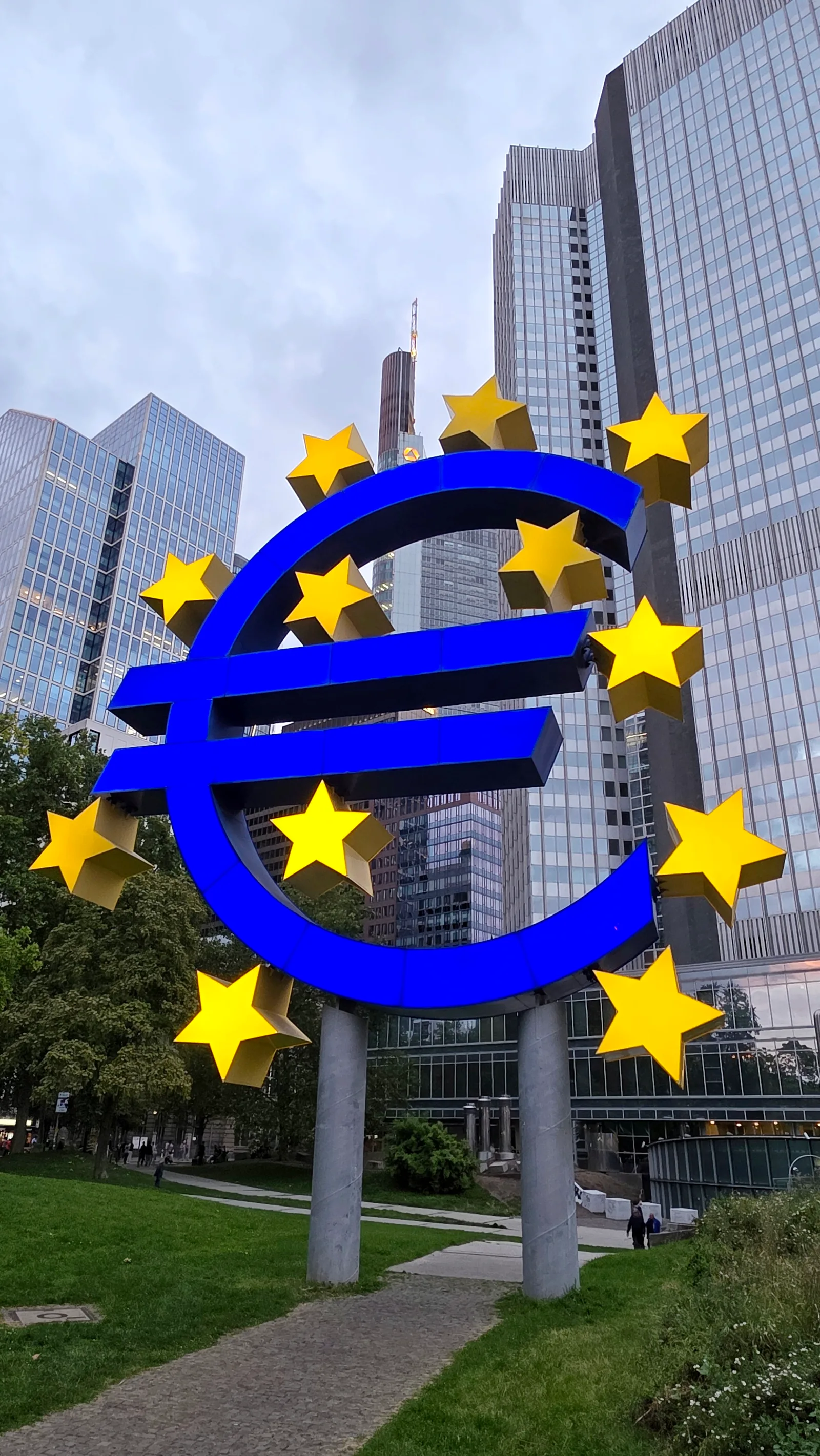 Main view at "Euro-Skulptur" von Ottmar Hörl Frankfurt — travel photo