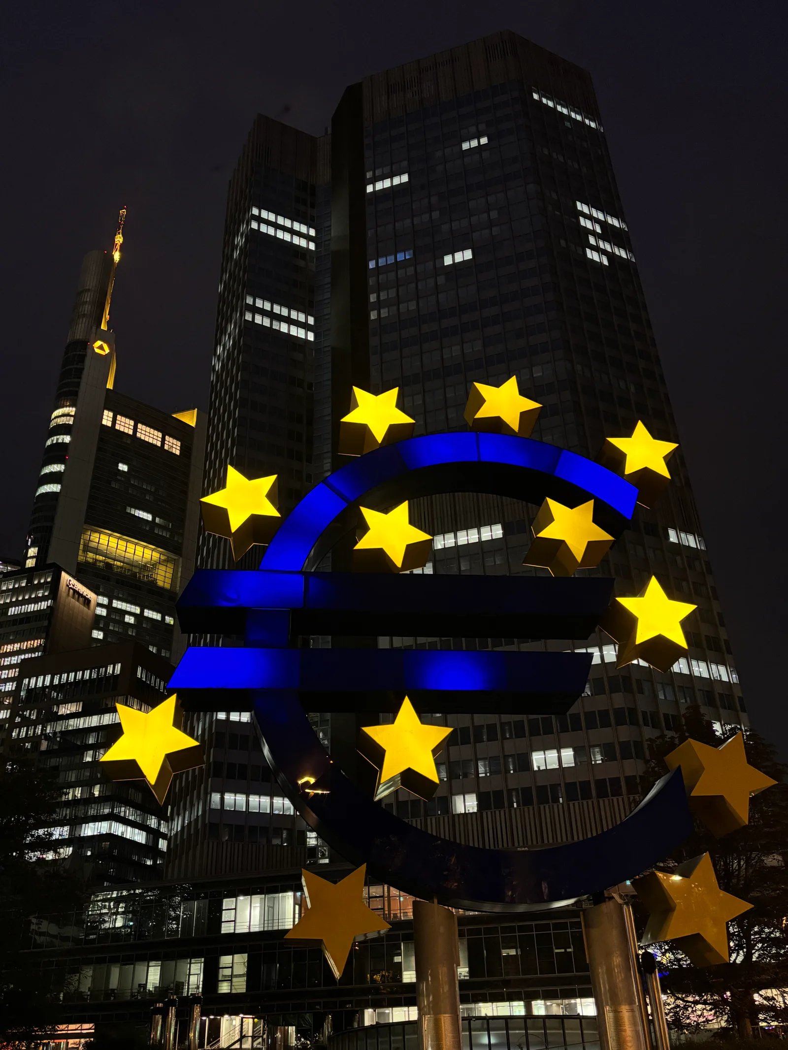 Atmosphere at "Euro-Skulptur" von Ottmar Hörl Frankfurt — travel photo