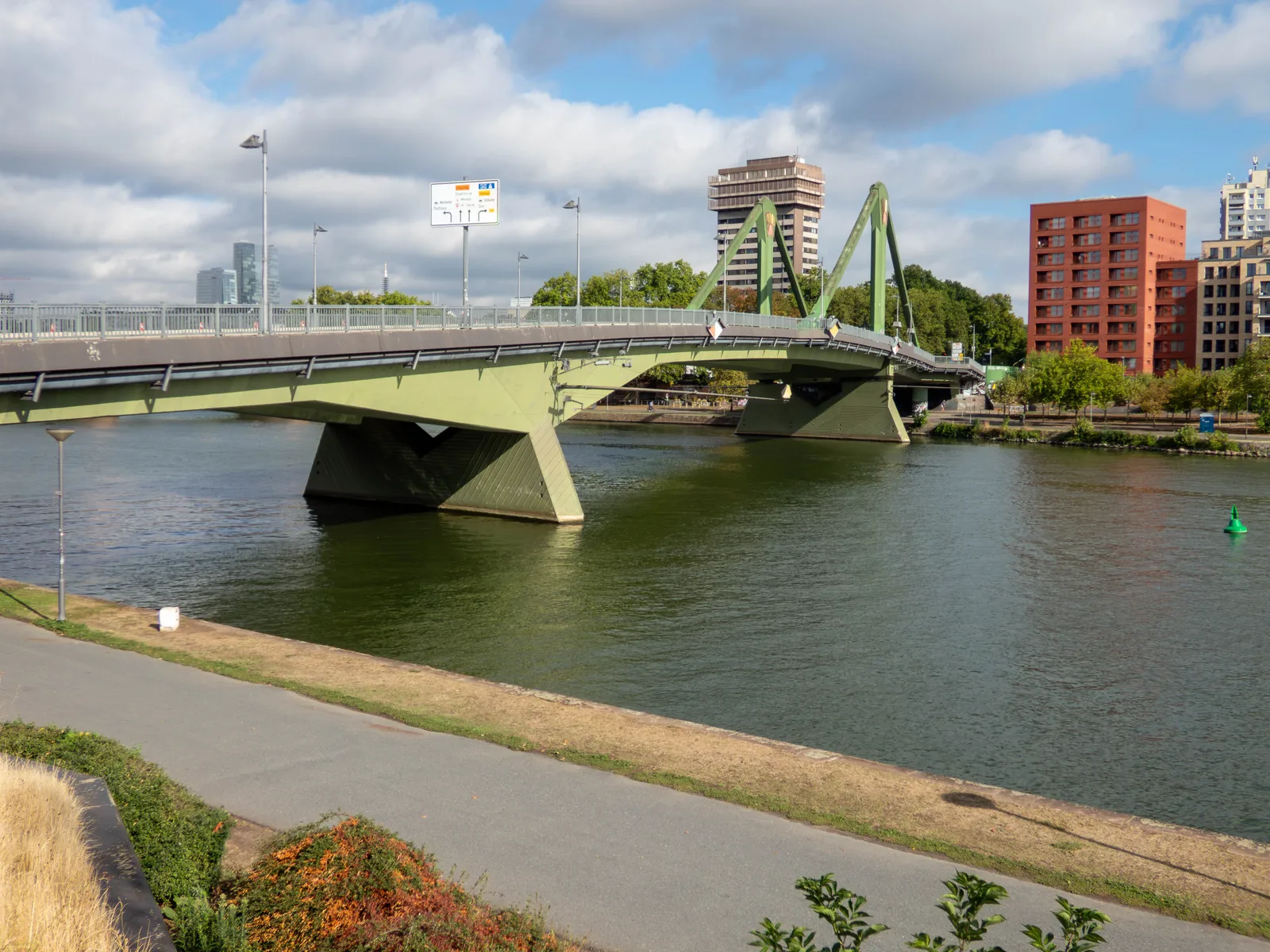 Main view at Flößerbrücke Frankfurt — travel photo