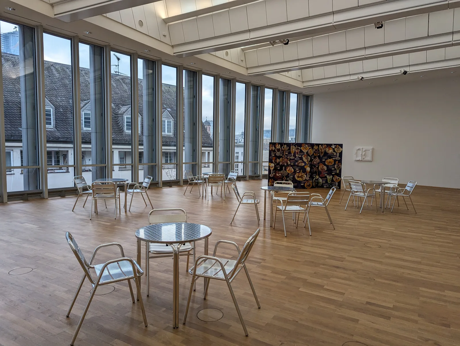 Main view at MUSEUM MMK FÜR MODERNE KUNST Frankfurt — travel photo