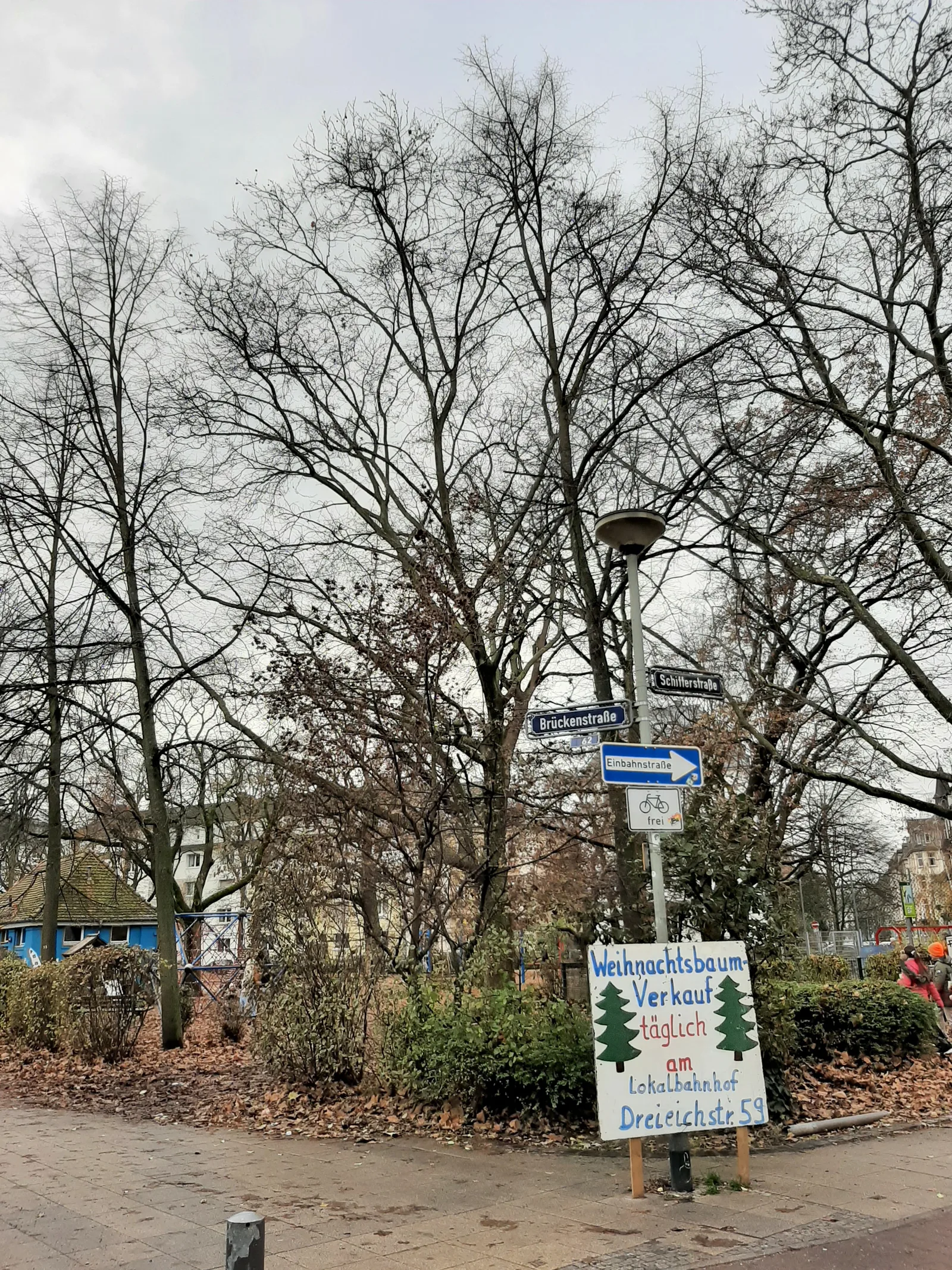 Main view at Park walking path/trail Frankfurt — travel photo