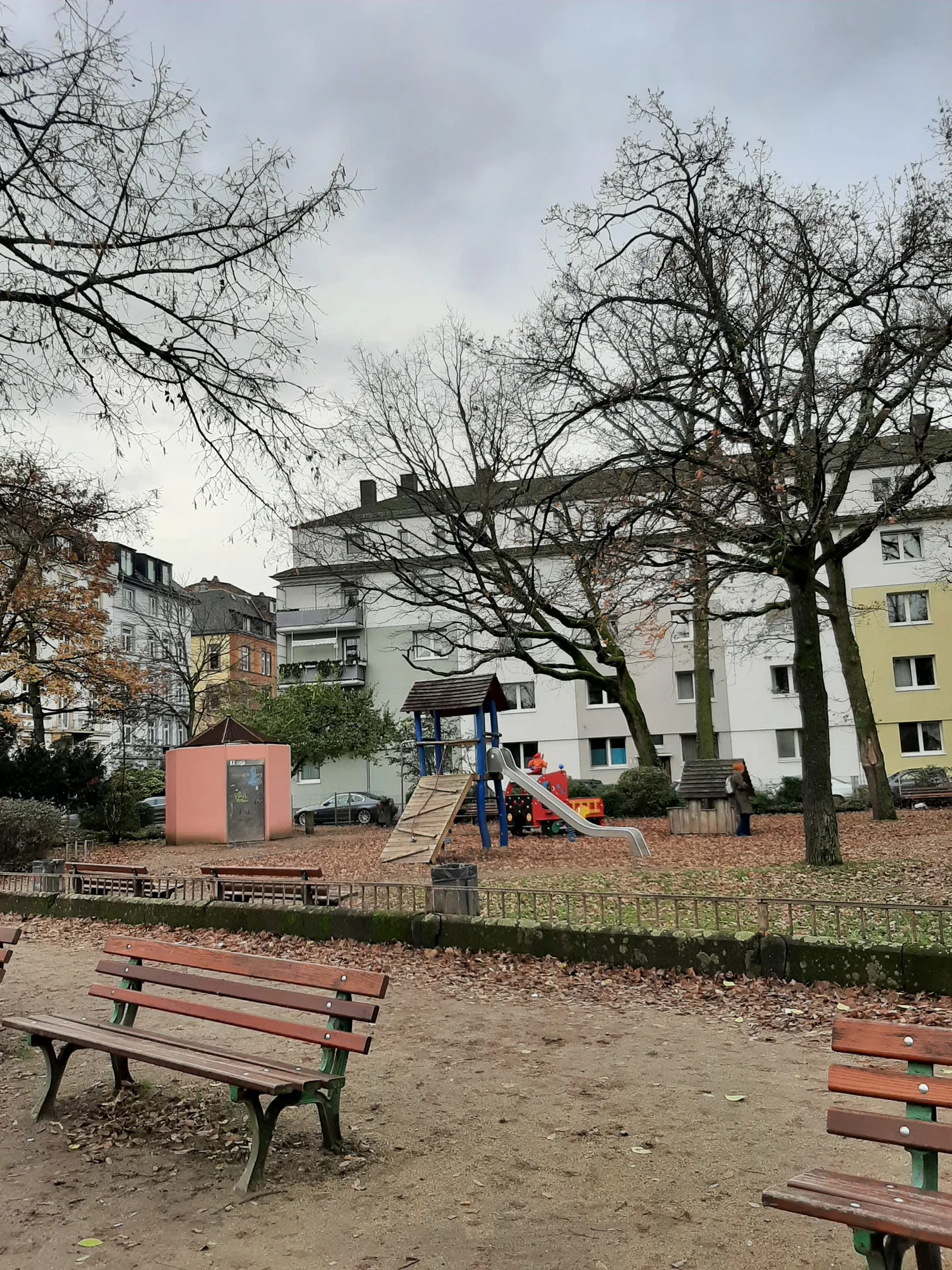 Details at Park walking path/trail Frankfurt — travel photo
