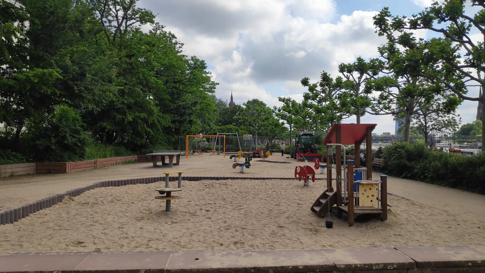 Atmosphere at Spielplatz Frankfurt Mainkai Frankfurt — travel photo