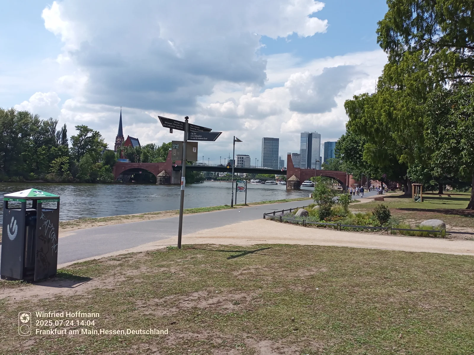 Main view at Uferpromenade Schöne Aussicht Frankfurt — travel photo