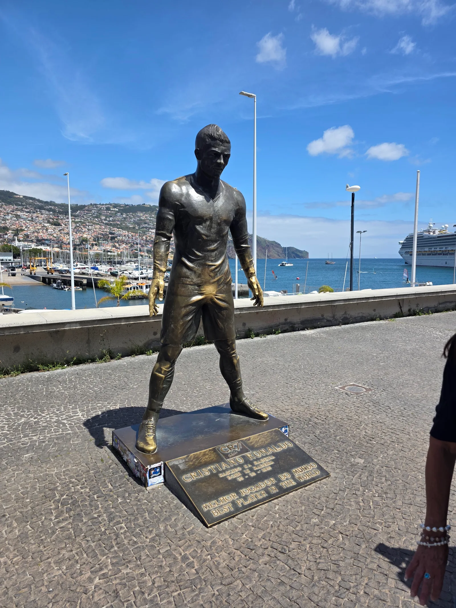 Details at Estátua de Cristiano Ronaldo Funchal — travel photo