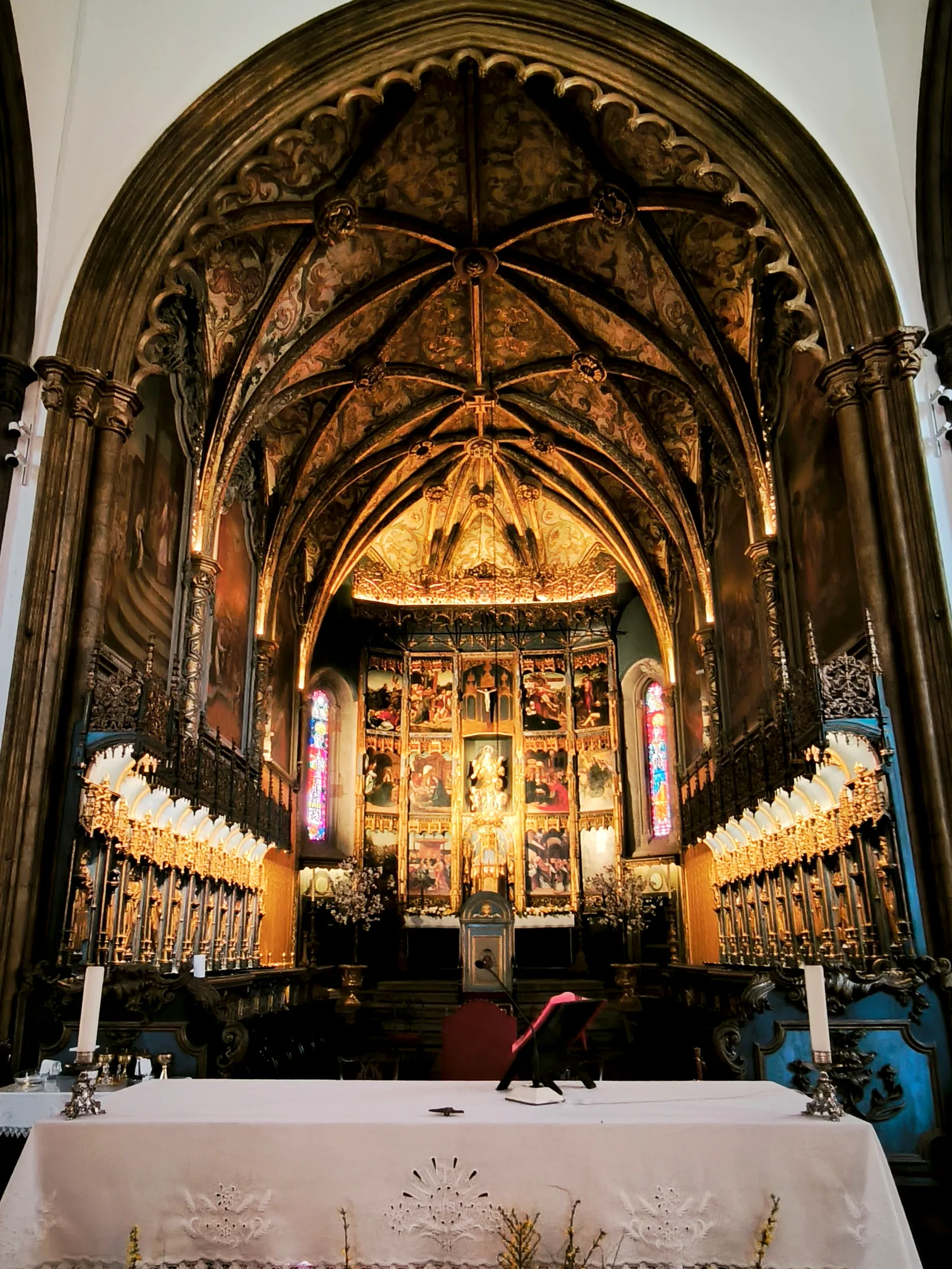 Atmosphere at Funchal Cathedral Funchal — travel photo