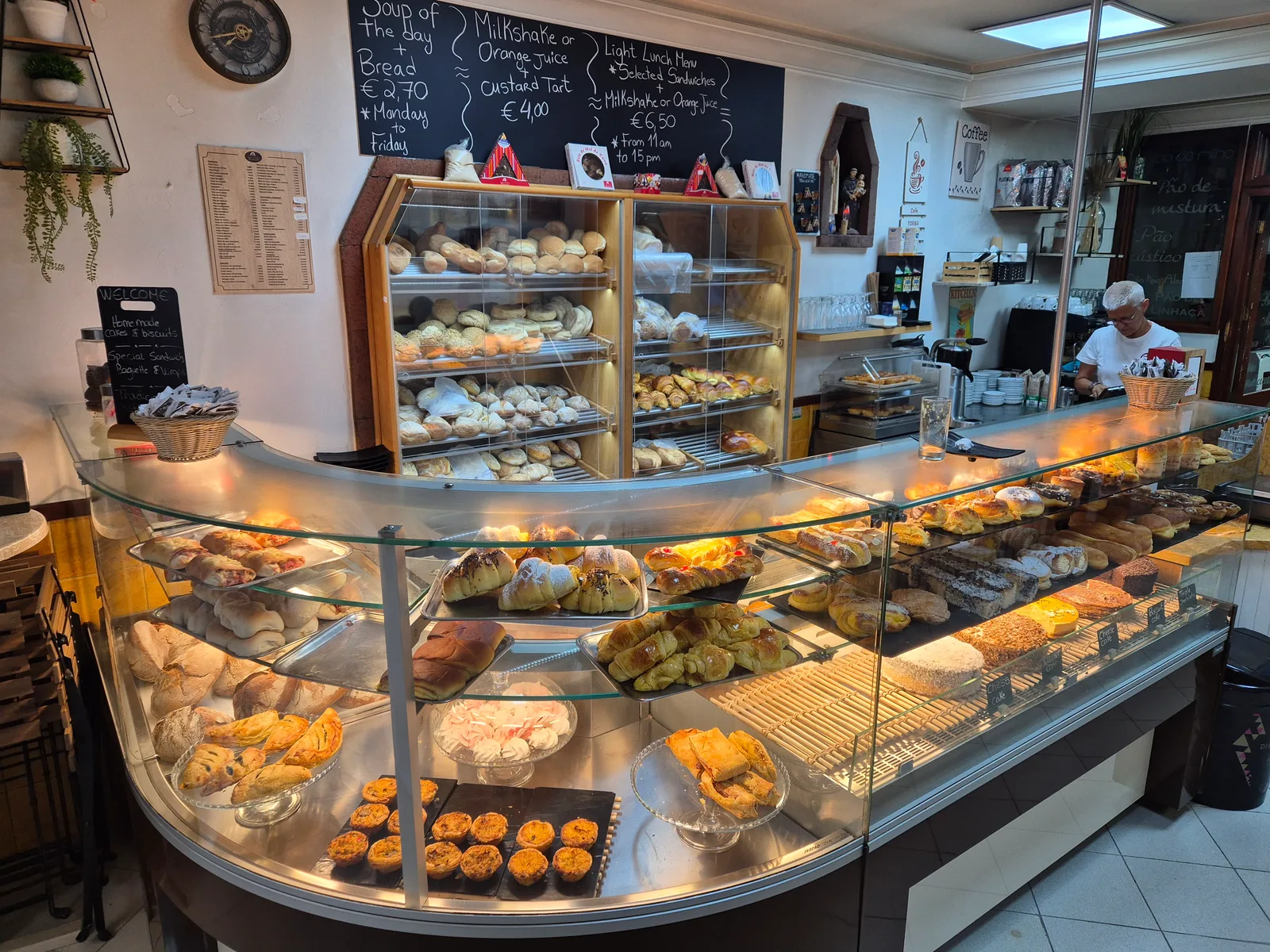 Atmosphere at Padaria Pastelaria Mariazinha Funchal — travel photo