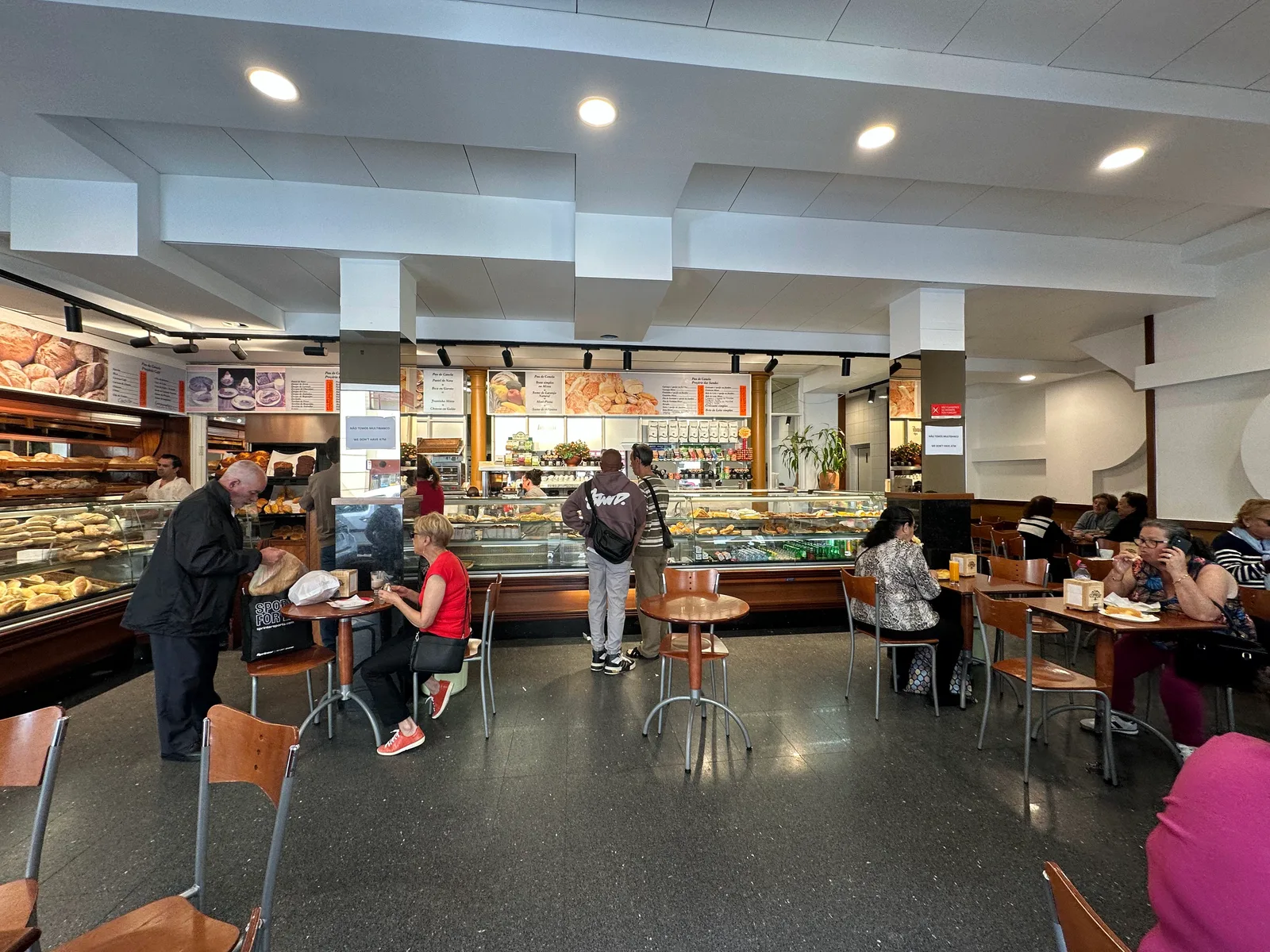 Main view at Padaria Pastelaria Pau de Canela Funchal — travel photo