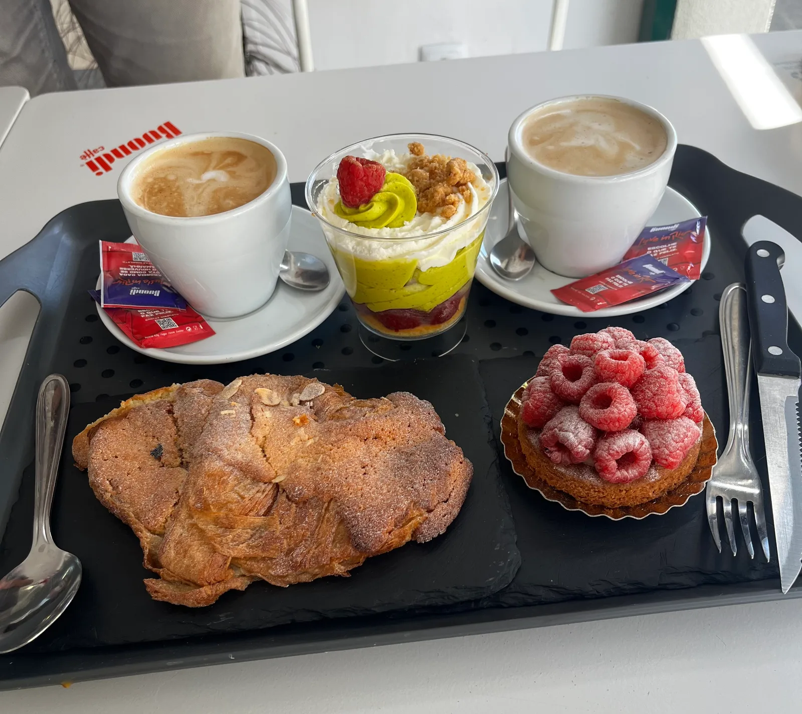Atmosphere at Patisserie Novos Sabores Funchal — travel photo