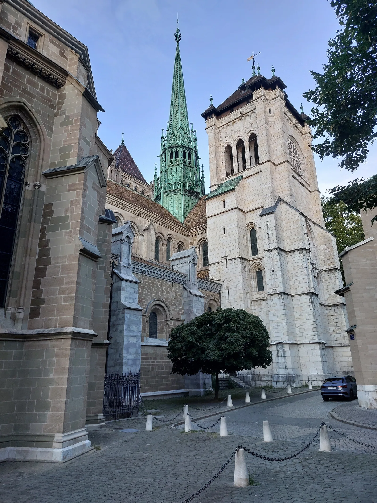 Main view at Cathédrale Saint-Pierre Genève Geneva — travel photo