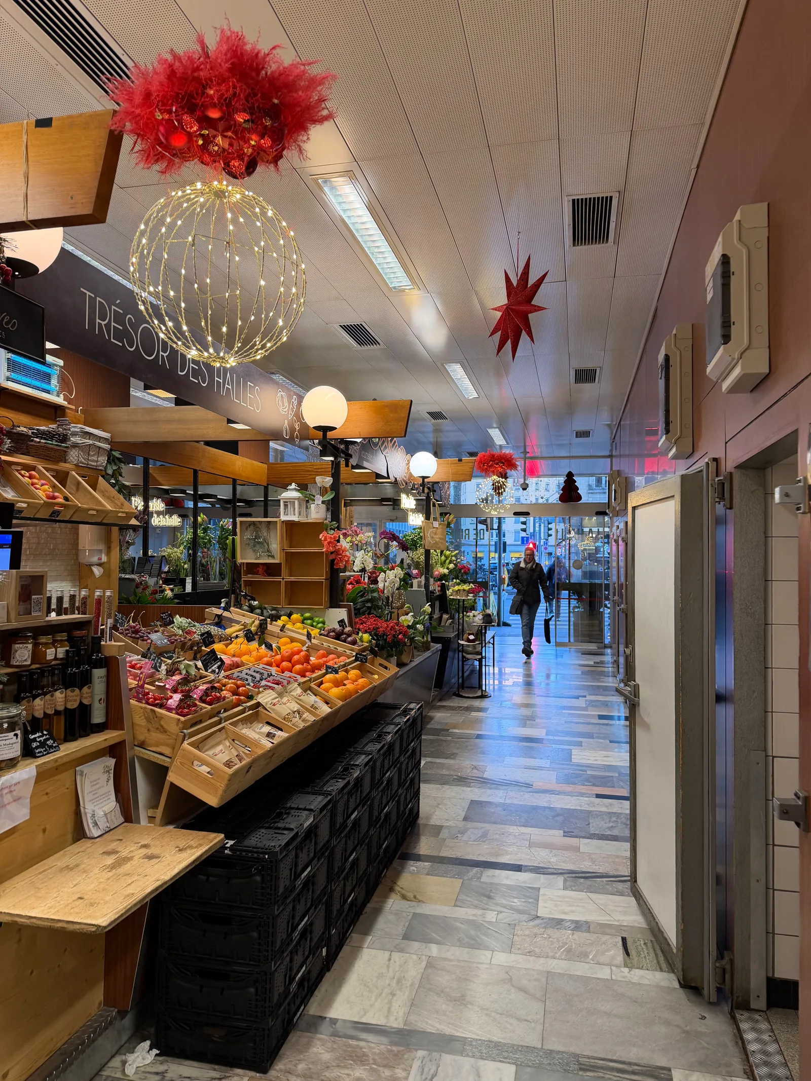 Atmosphere at Halle de Rive, Indoor Market Geneva — travel photo