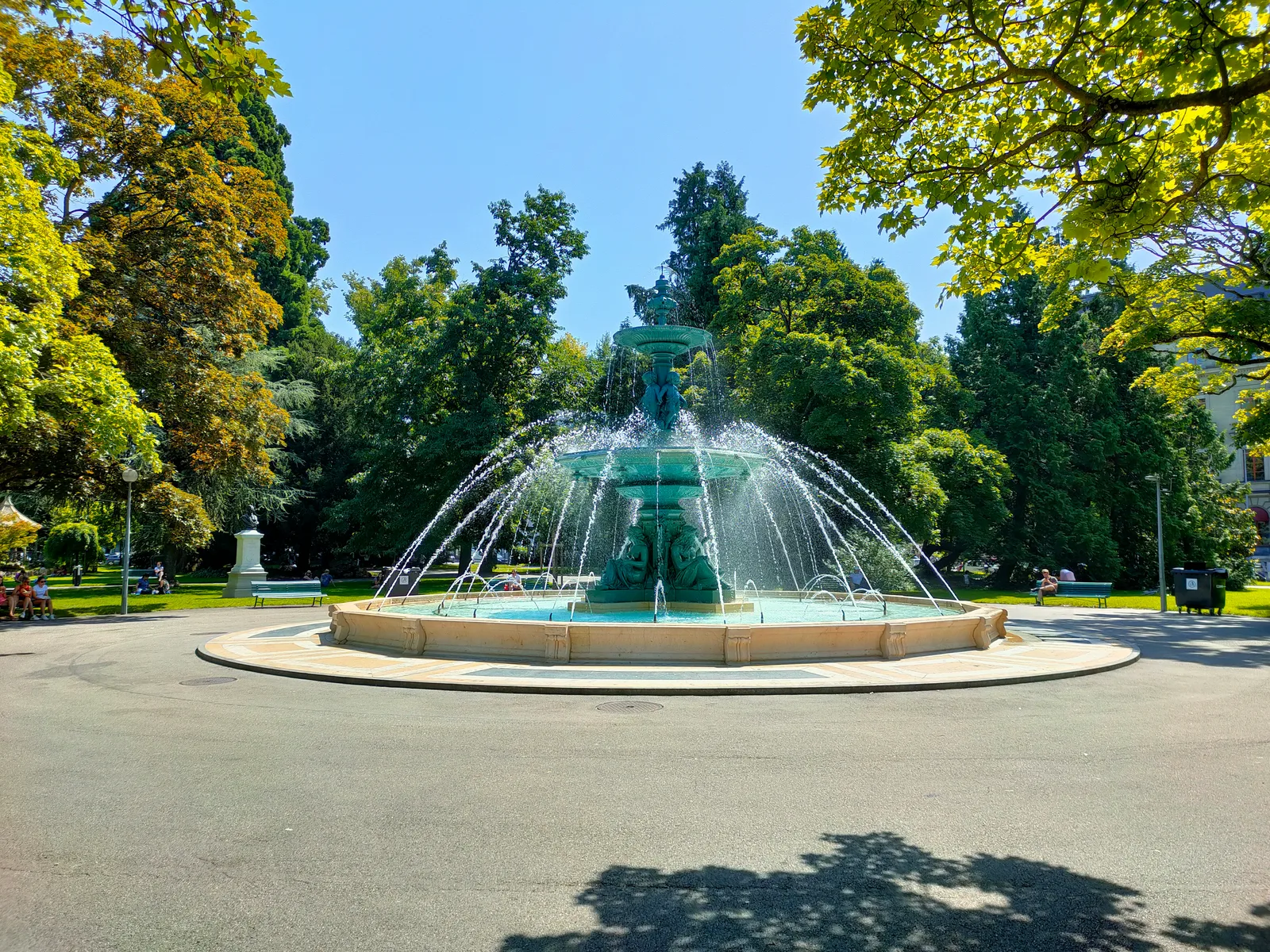 Details at L'Horloge Fleurie Geneva — travel photo