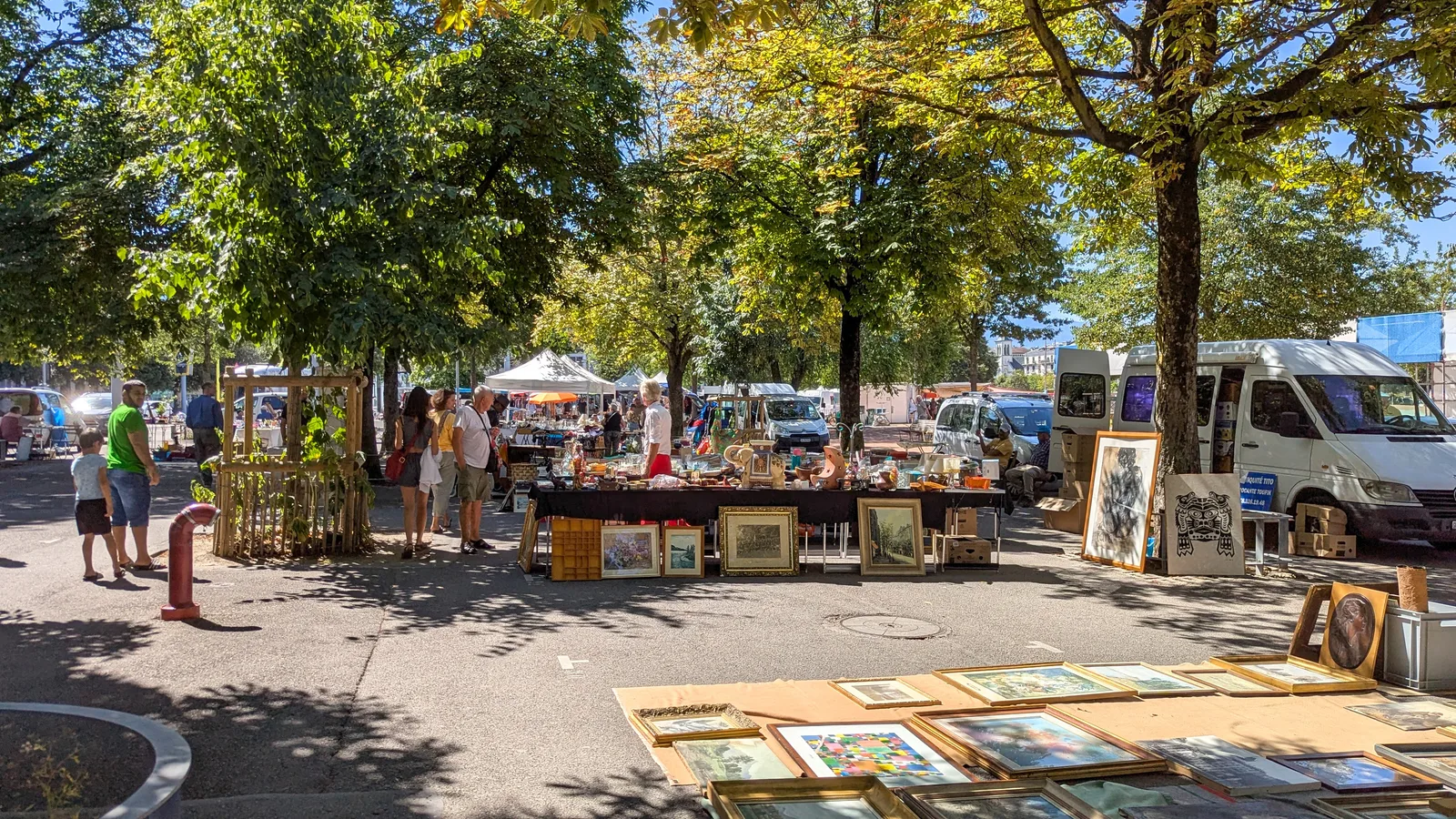 Main view at Marché aux Puces de Plainpalais Geneva — travel photo