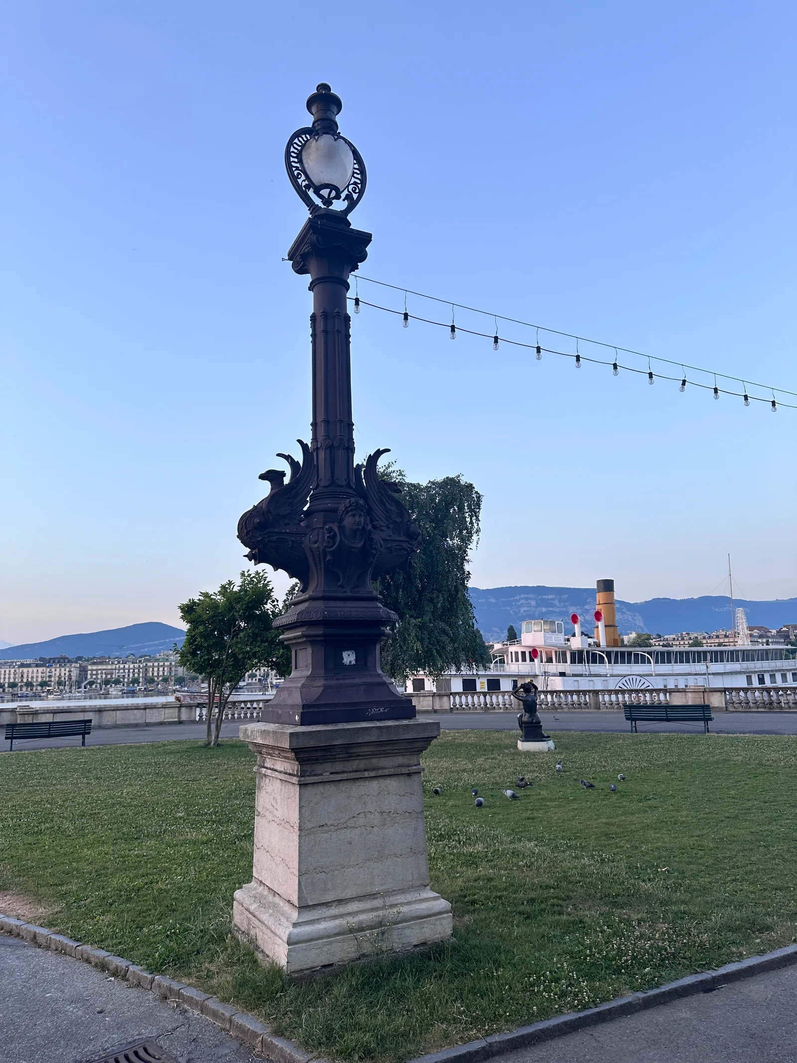 Atmosphere at Rotonde du Mont-Blanc Geneva — travel photo