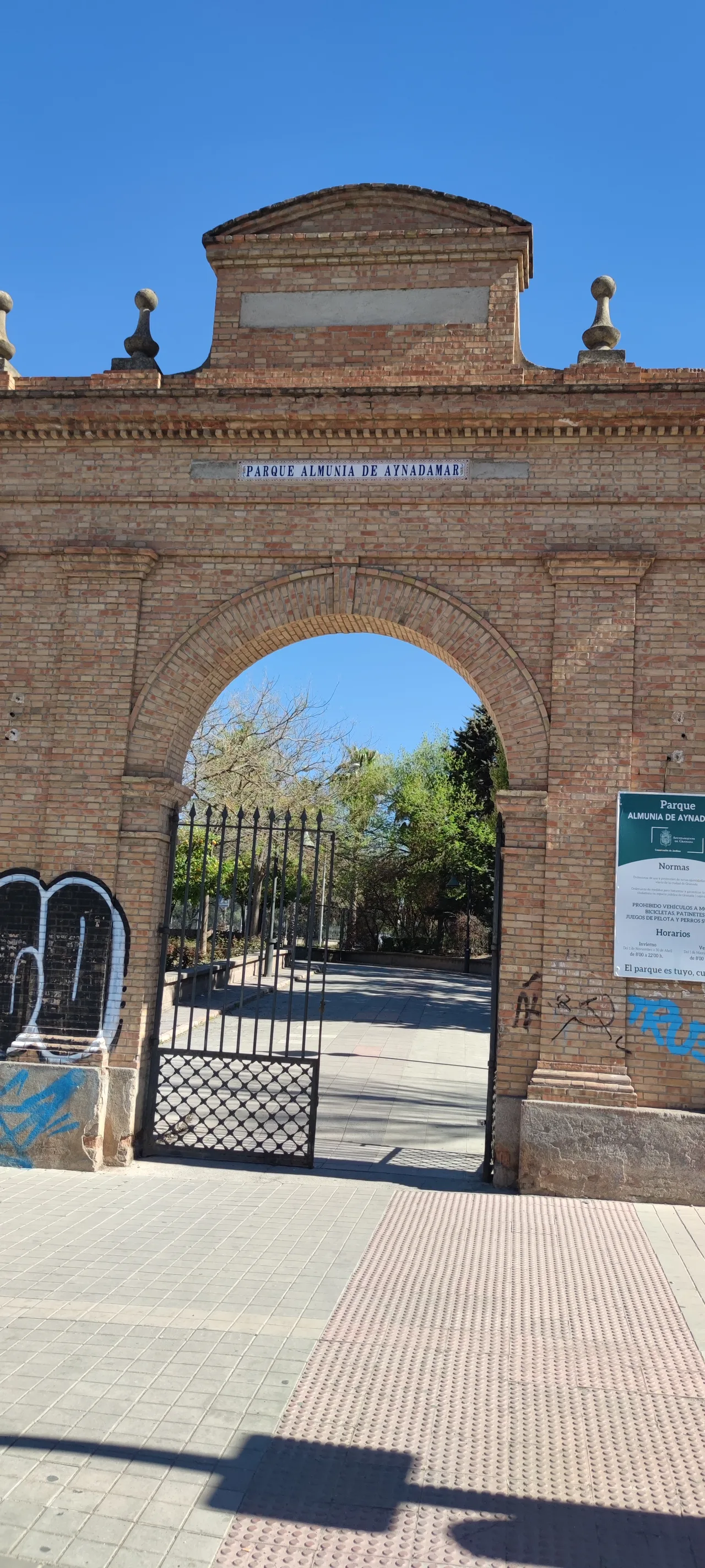 Almunia de Aynadamar Park — budget guide Granada